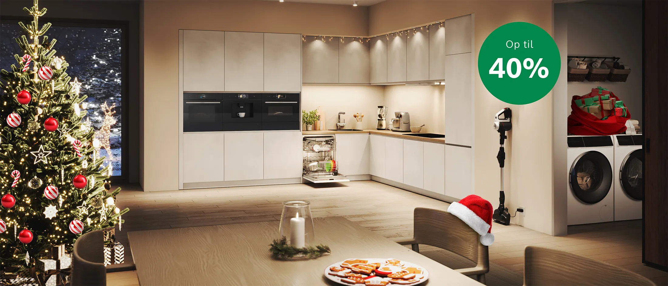 Et moderne, lyst køkken med julepynt og et juletræ. Grøn rund badge med teksten "op til 40%".