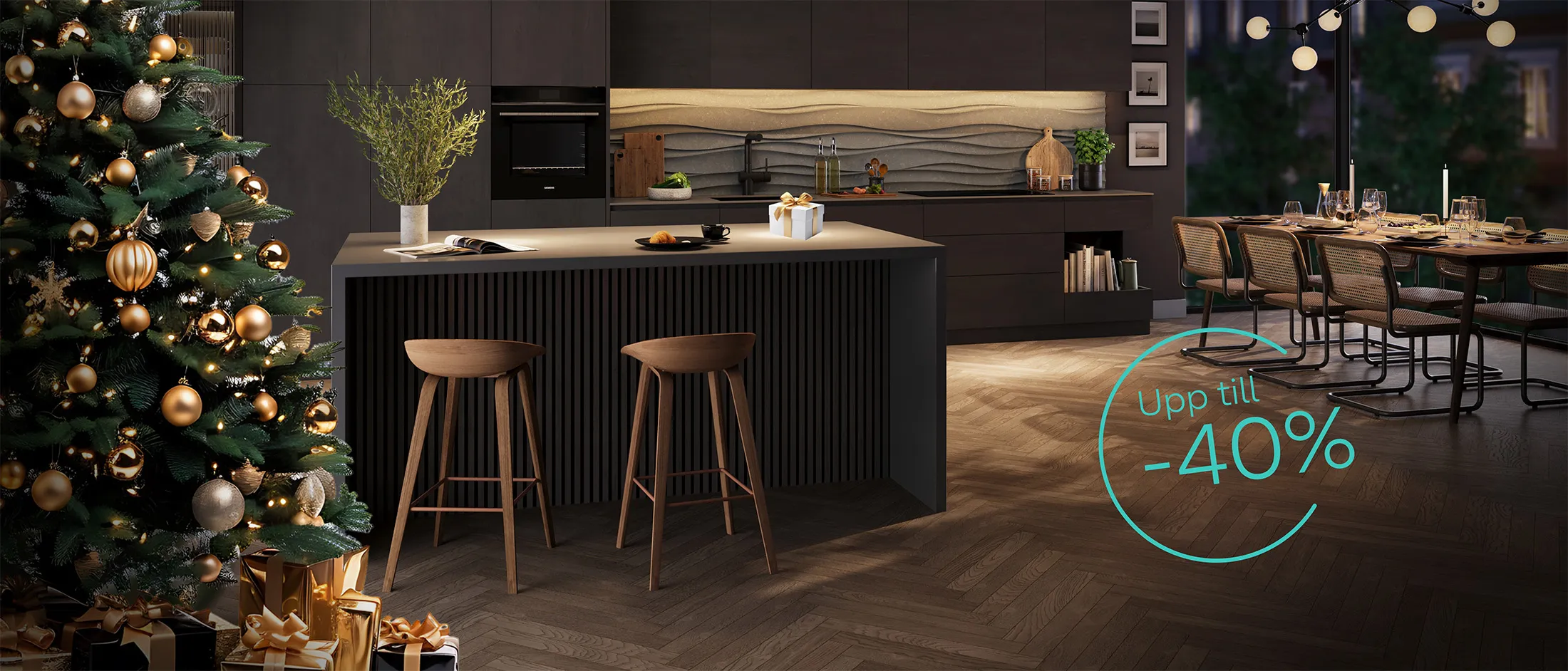 ett mörkt och stilent kök, med köksö, två ljusa träpallar, en guldpyntad julgran och en splash som säger "upp till 40%"