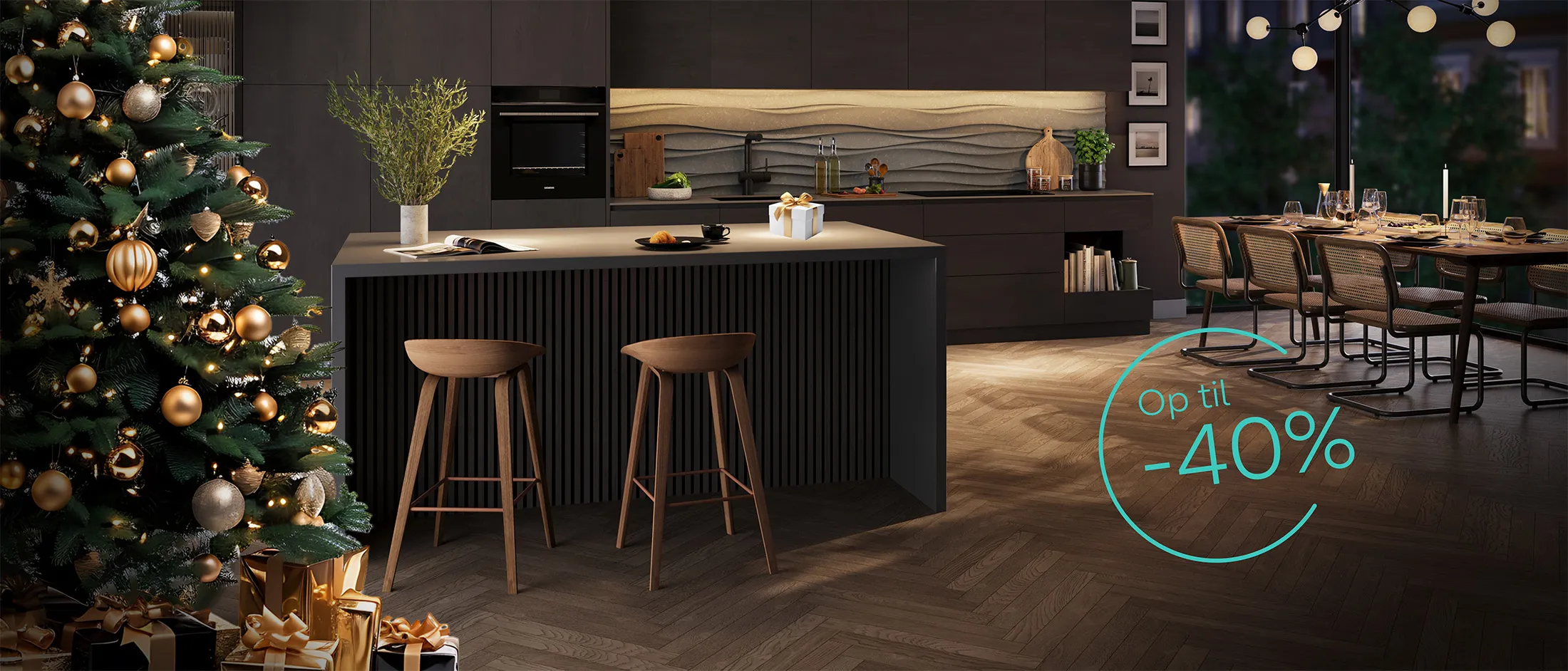 et mørkt og stilrent køkken med køkkenø, to lyse træskamler, et juletræ pyntet med guld og en badge, der siger "op til 40%"