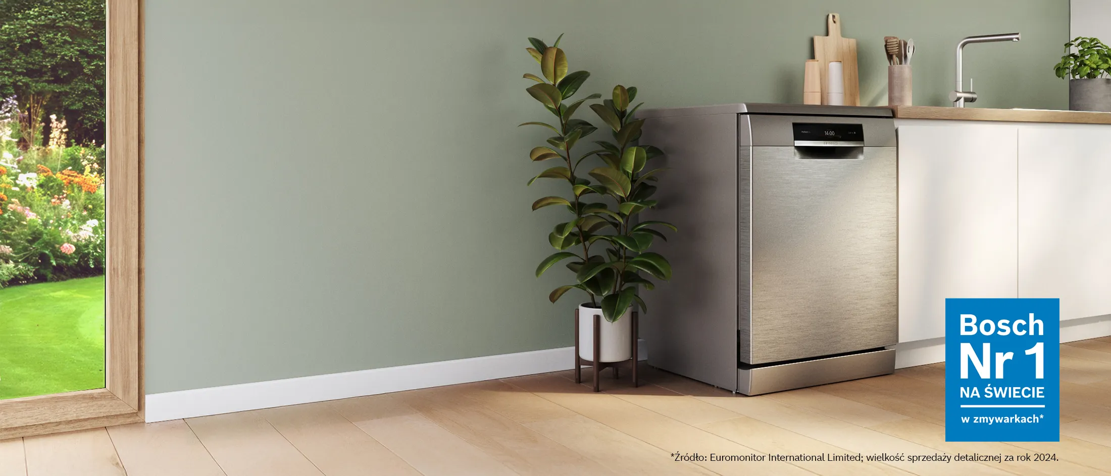 Otwarta wolnostojąca zmywarka w białej, jasnej kuchni.