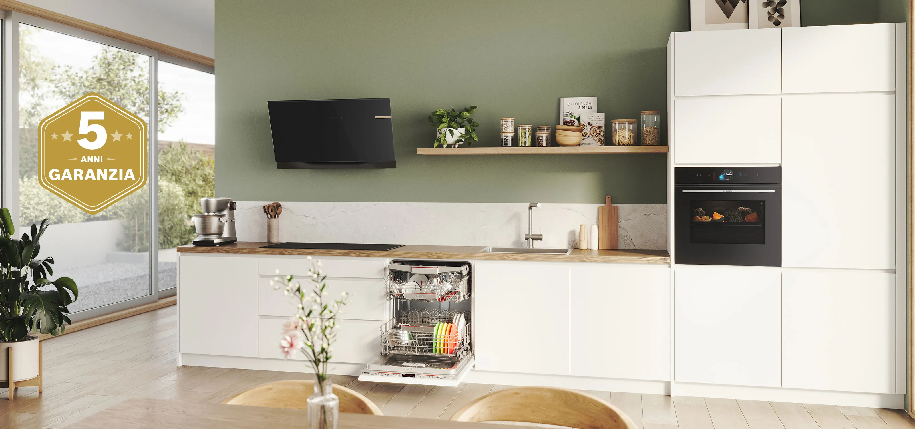 Cucina moderna con mobili bianchi, elettrodomestici integrati e un tavolo da pranzo, con un distintivo "Garanzia Golden Service 5 Anni".