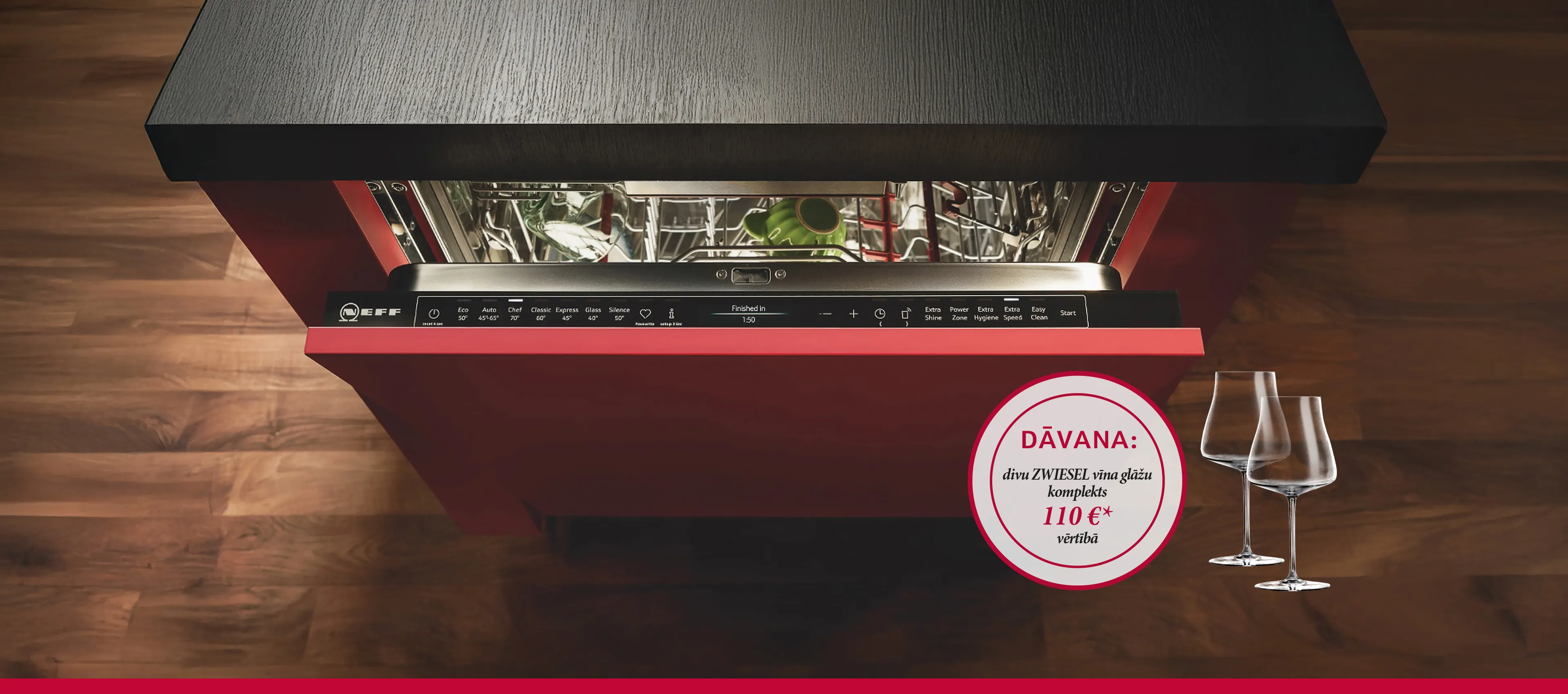 Nedaudz atvērta NEFF trauku mazgājamā mašīna ar iekšējo apgaismojumu un sarkanu priekšējo durvju paneli un divas Zwiesel glāzes. Atklājiet mūsu īpašo akciju!