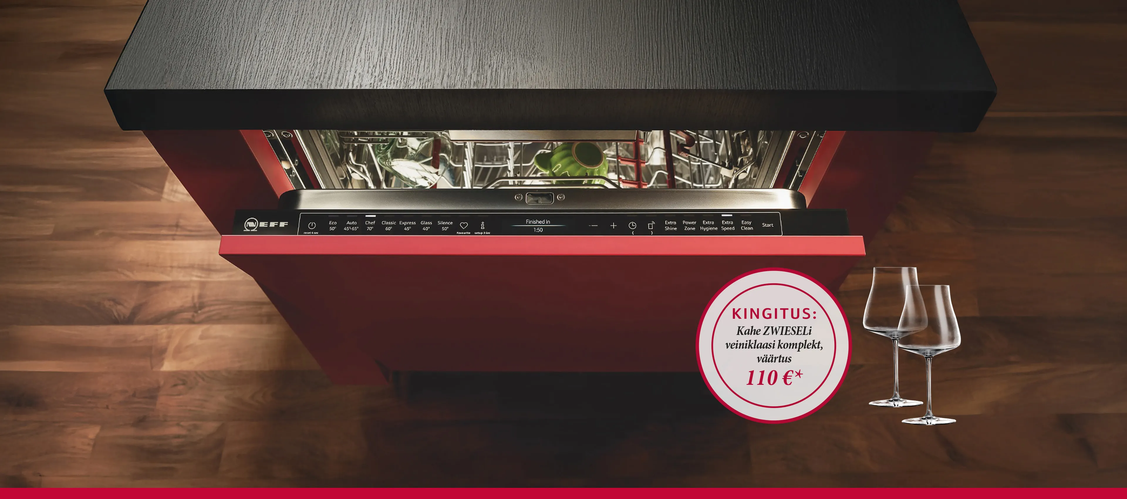Veidi avatud ja valgustatud NEFF-i nõudepesumasin punase uksega, kõrval kaks Zwieseli klaasi. Tutvu meie kampaaniaga!