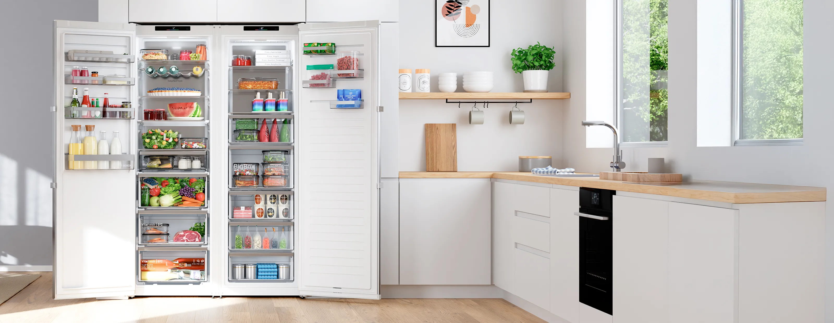 hoge koelkast en vriezer naast elkaar met deuren open en goed gevuld met eten en drinken