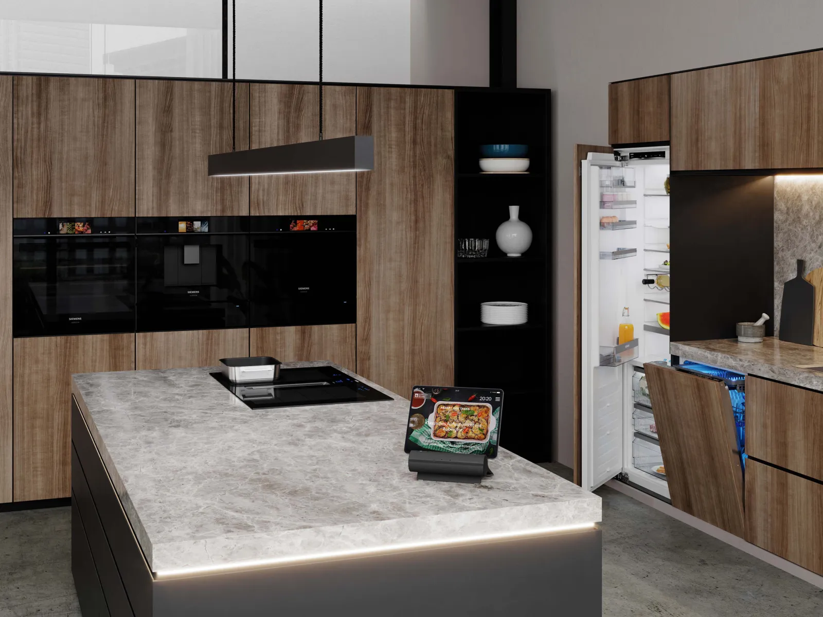 Moderne Küche mit Holzschränken, einer Marmorinsel, Einbaugeräten und einem geöffneten Kühlschrank mit sichtbaren Lebensmitteln.