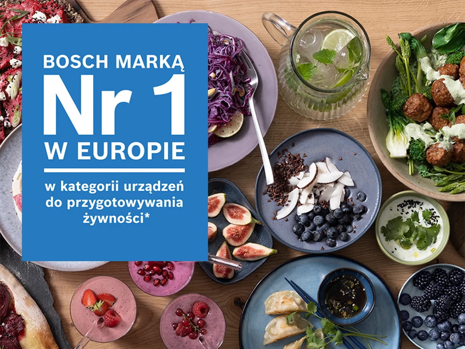 Na blacie znajduje się wybór pięknie podanych owoców i deserów, w tym kolorowe jagody i eleganckie wypieki z tekstem Bosch Nr 1 w EUROPIE.