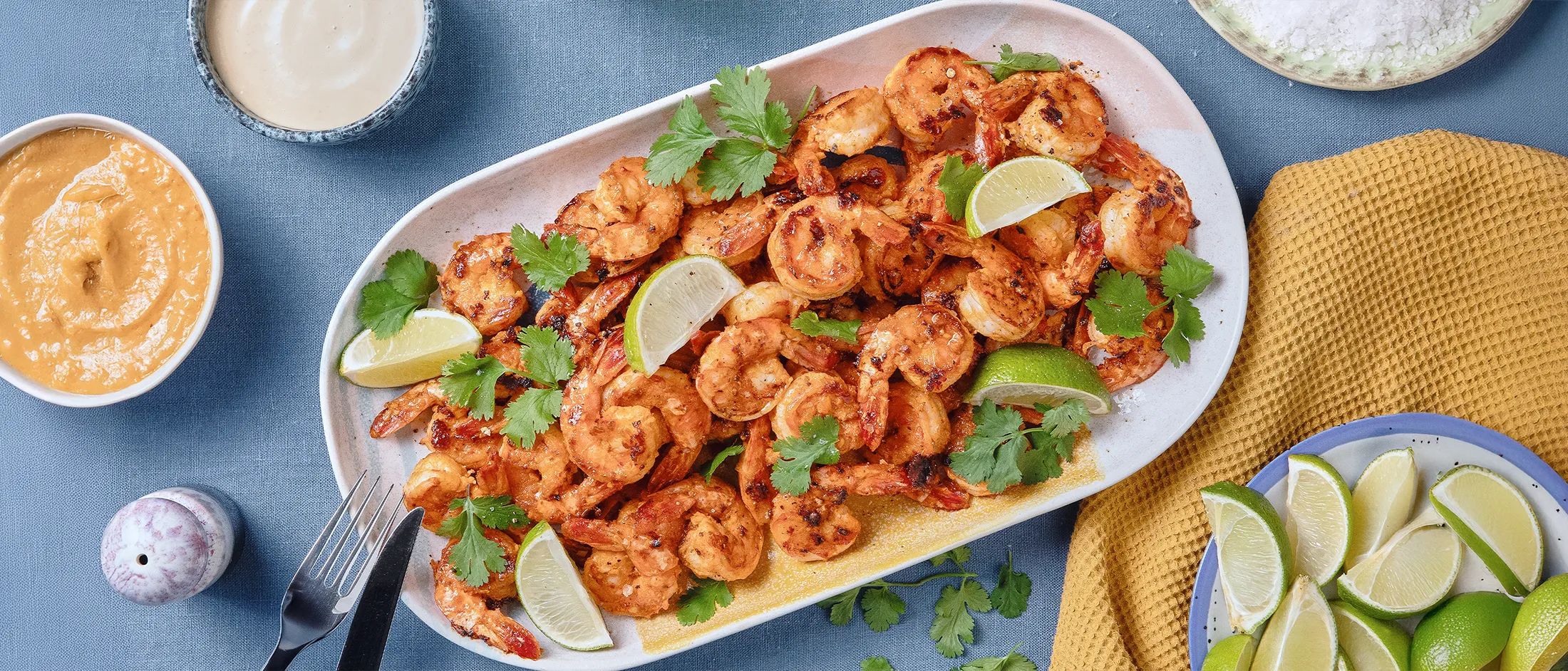 Marinati e alla griglia, questi gamberetti con maionese al miso sono la ricetta veloce per un antipasto wow.