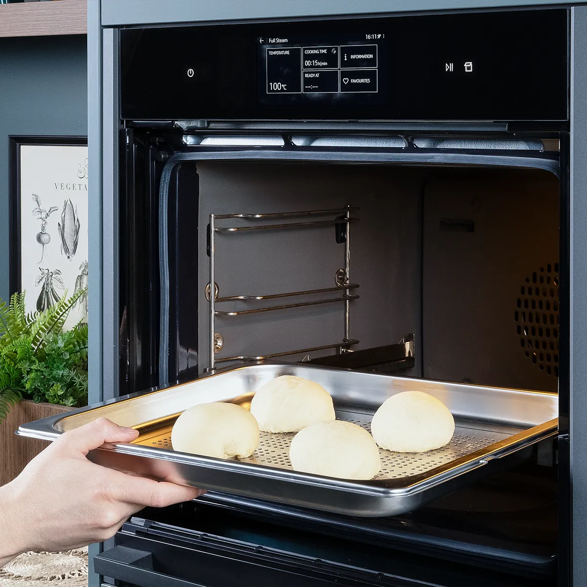 Den Backofen auf 100 °C Full Steam vorheizen. Die Klöße auf ein Backblech legen und in den Backofen schieben. Für ca. 15 Minuten dämpfen. Die übrige Butter in einem kleinen Topf zerlassen und zur Seite stellen. Puderzucker und Mohn in einer kleinen Schüssel vermengen. Klöße mit Vanillesauce und etwas zerlassener Butter servieren. Mit der Mohn-Zucker-Mischung bestreuen und mit frischer Minze garnieren. Guten Appetit!