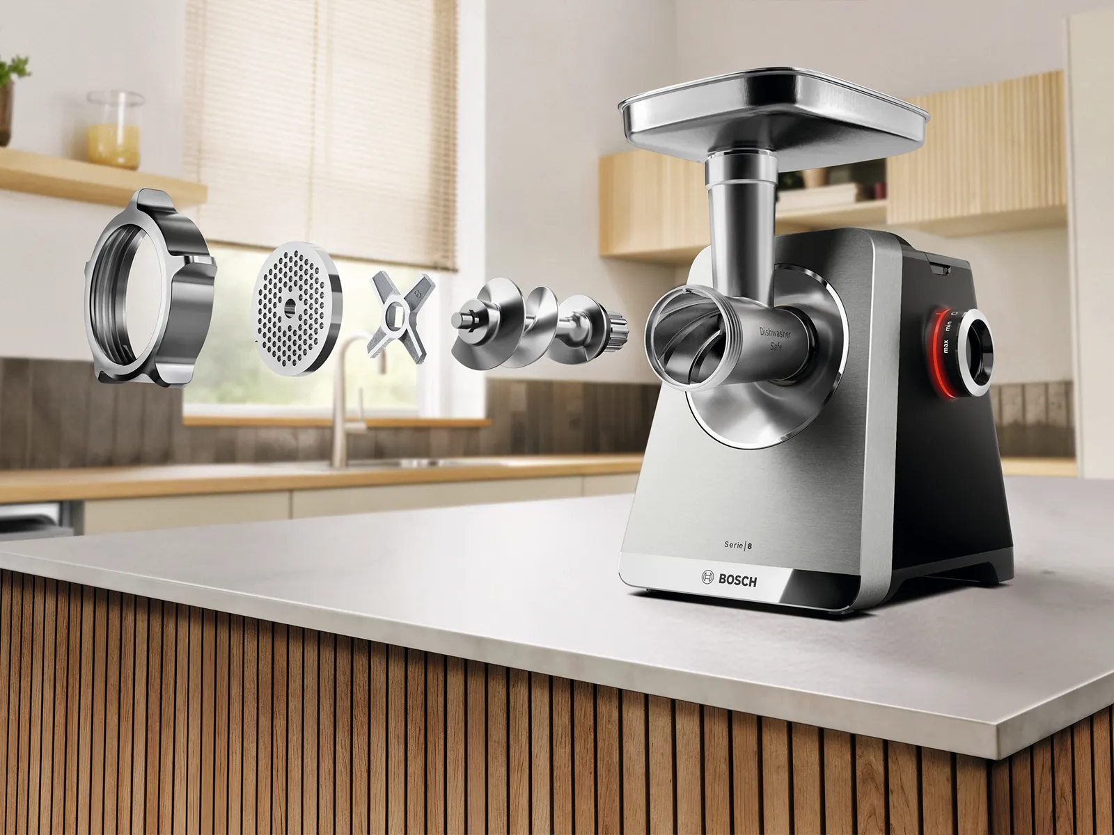 Χέρι που κρατάει την αποσπώμενη κάψα κοπής δίπλα σε μηχανή κοπής κρέατος ProPower.