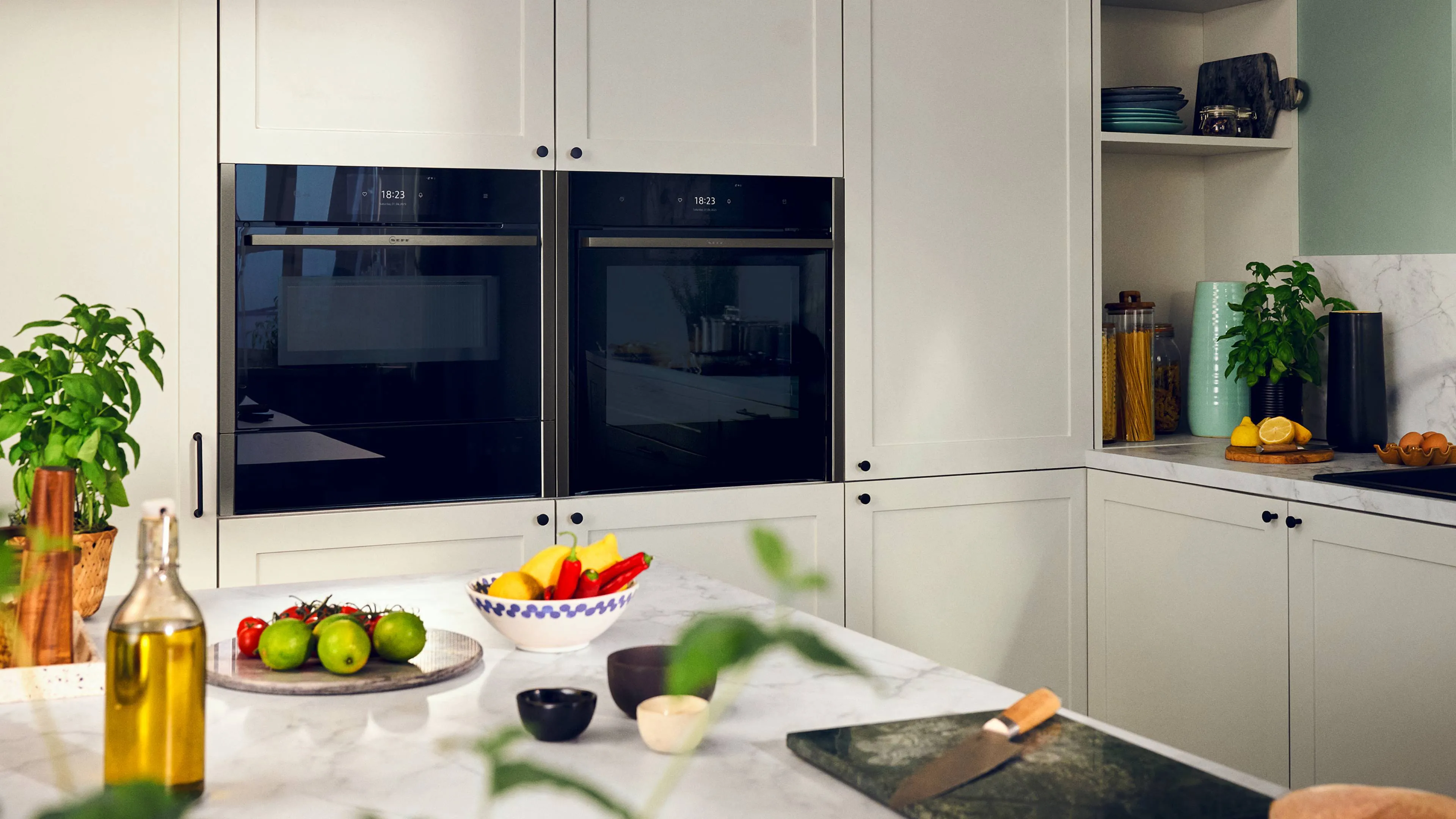 Built-in ovens in modern kitchen design 