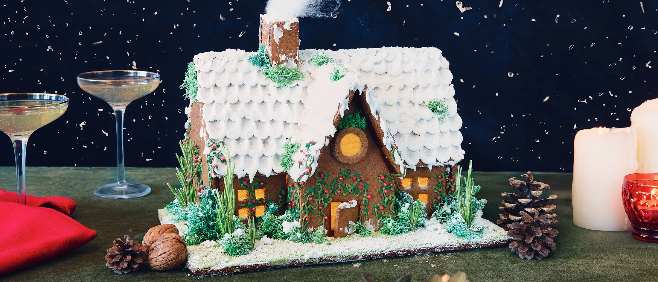 Weihnachtliches Lebkuchenhaus, dekoriert mit Zuckerguss und weihnachtlichen Streuseln.