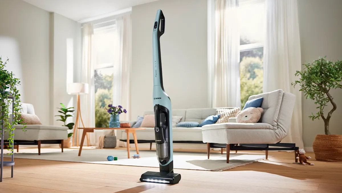 The cordless vacuum Flexxo stands in the middle of a living room.