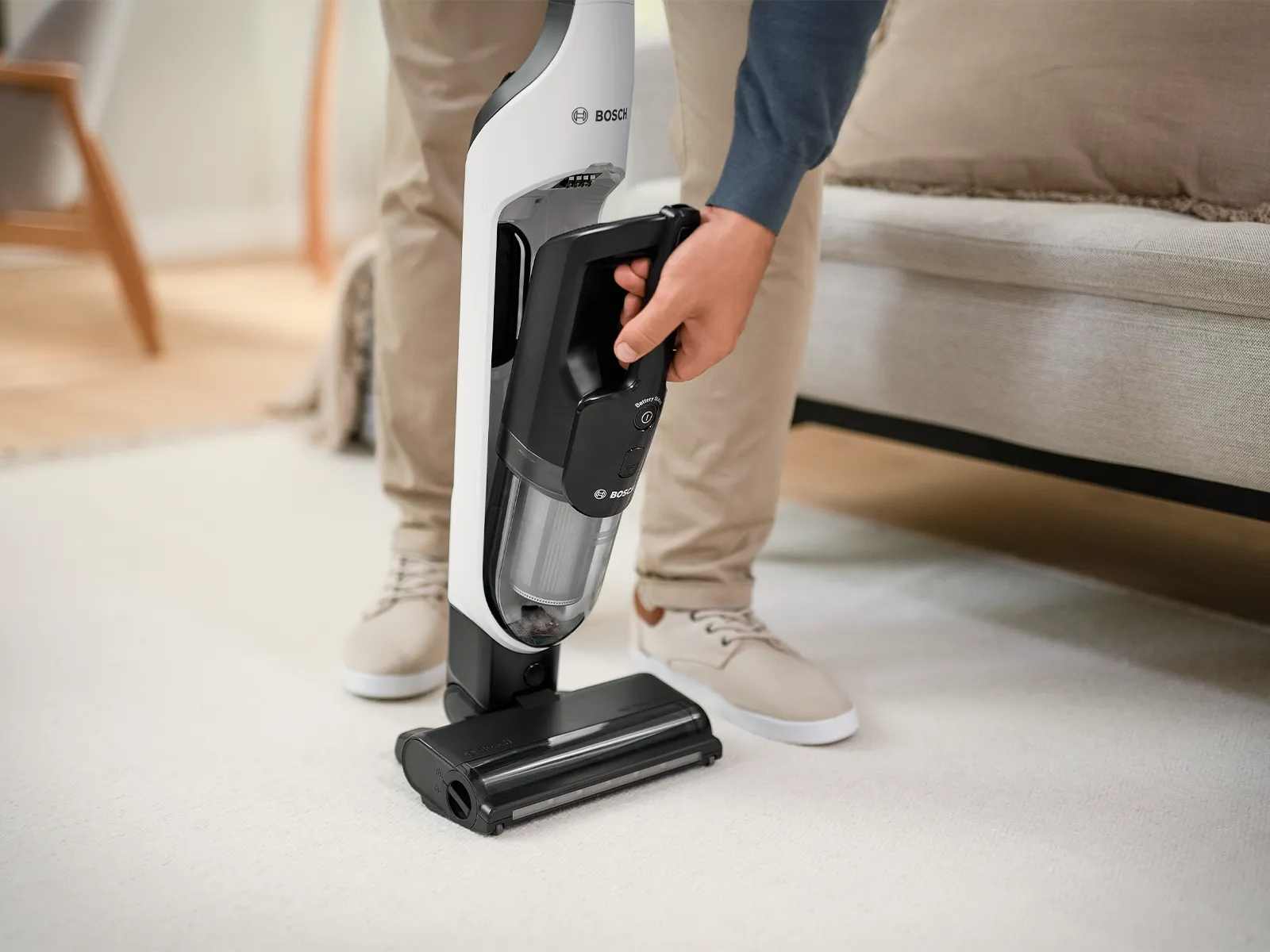 Mann klickt den Handstaubsauger aus dem Flexxo-Gerät heraus.