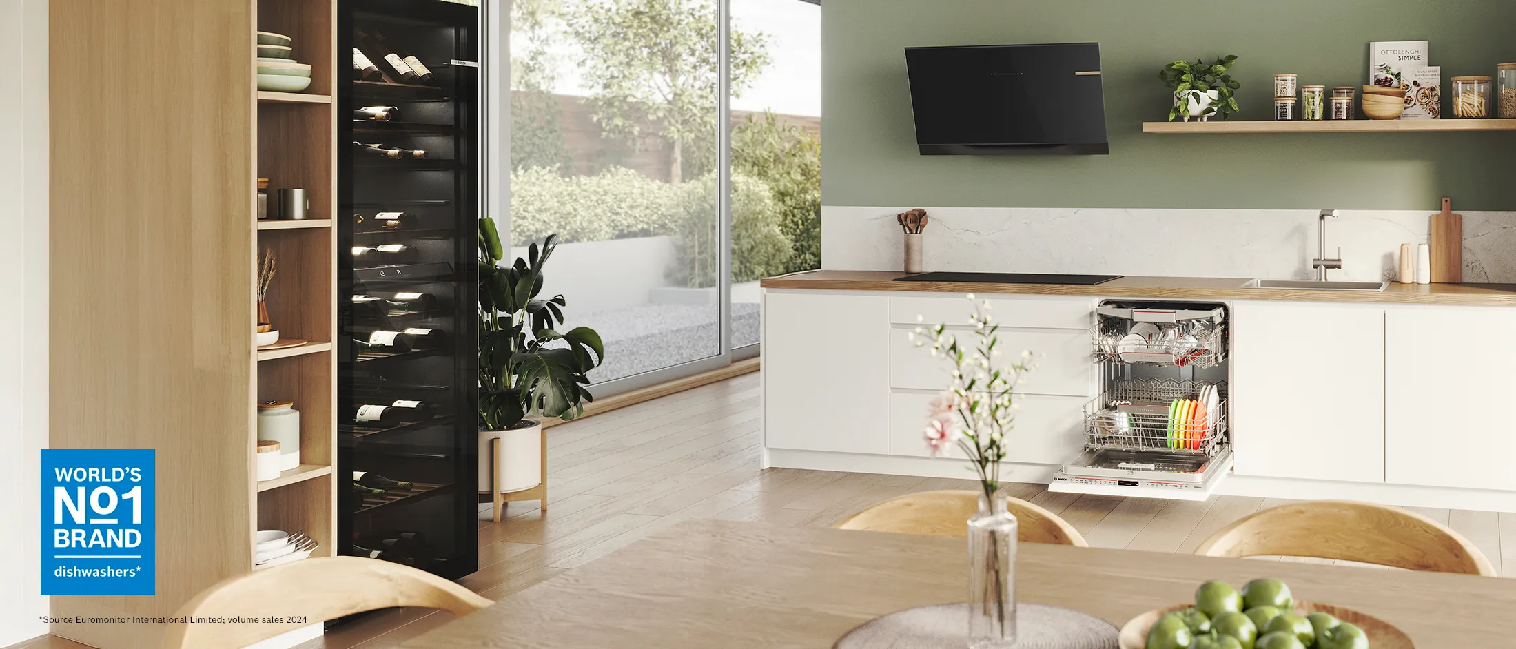 Eine moderne Küche mit einem offenen Geschirrspüler, der mit sauberen Geschirr beladen ist.