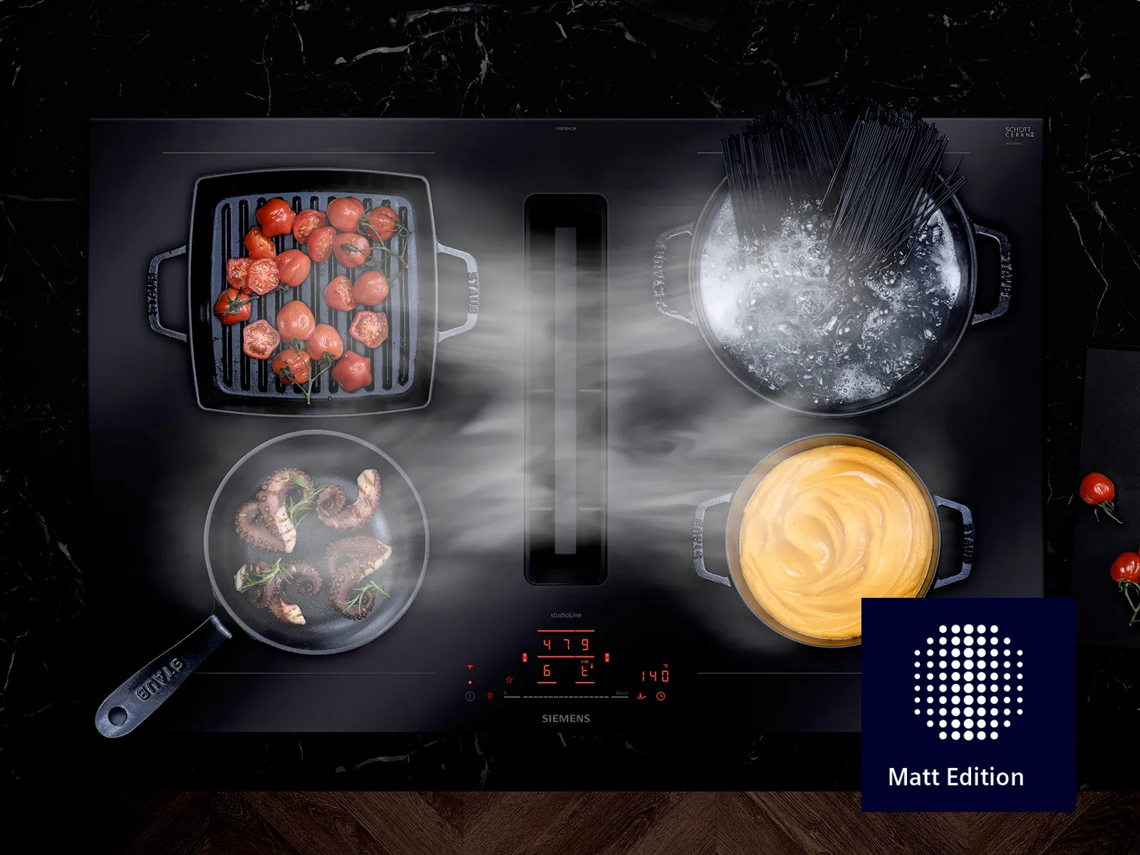 Siemens-Induktionskochfeld mit dampfenden Töpfen und Pfannen, auf denen Speisen zubereitet werden.