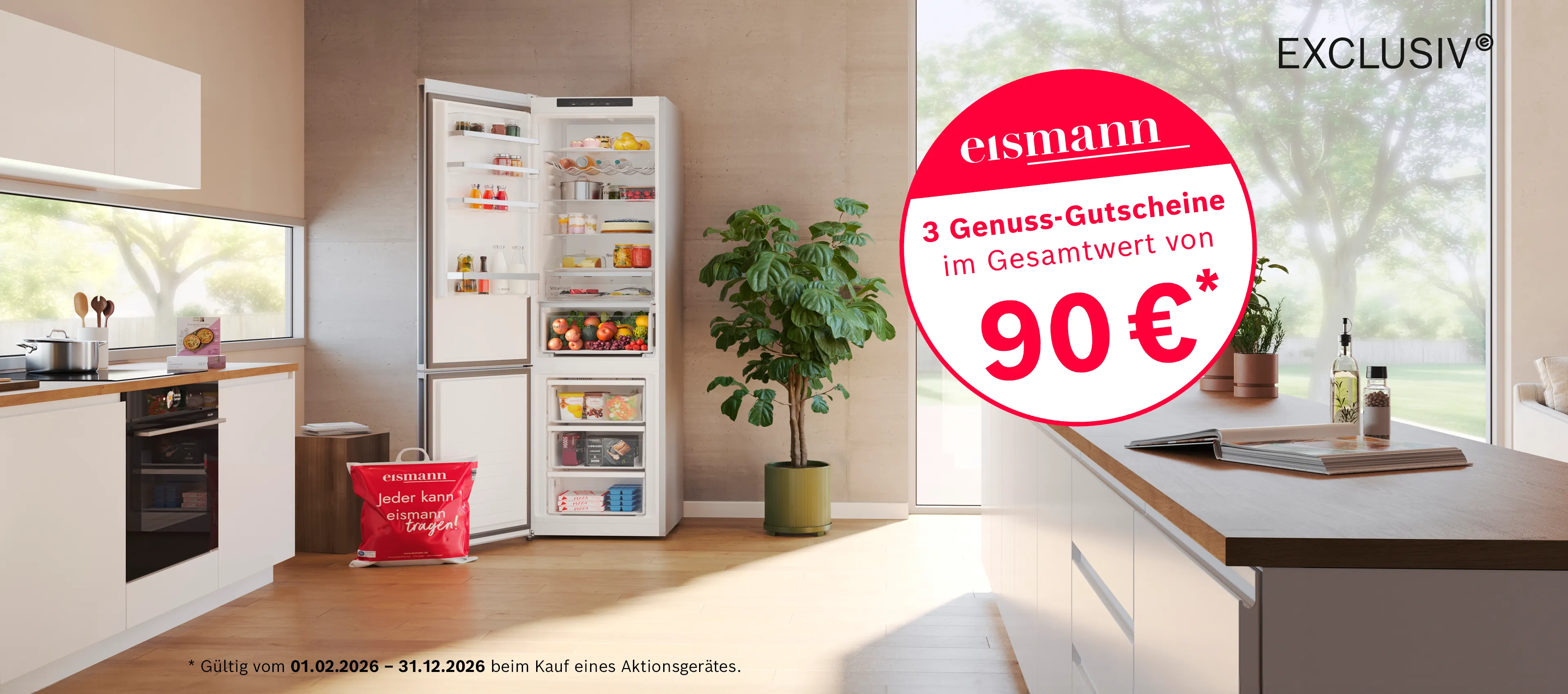 Moderne weiße Küche mit geöffnetem Bosch Kühlschrank voller Lebensmittel und eismann Aktionslogo