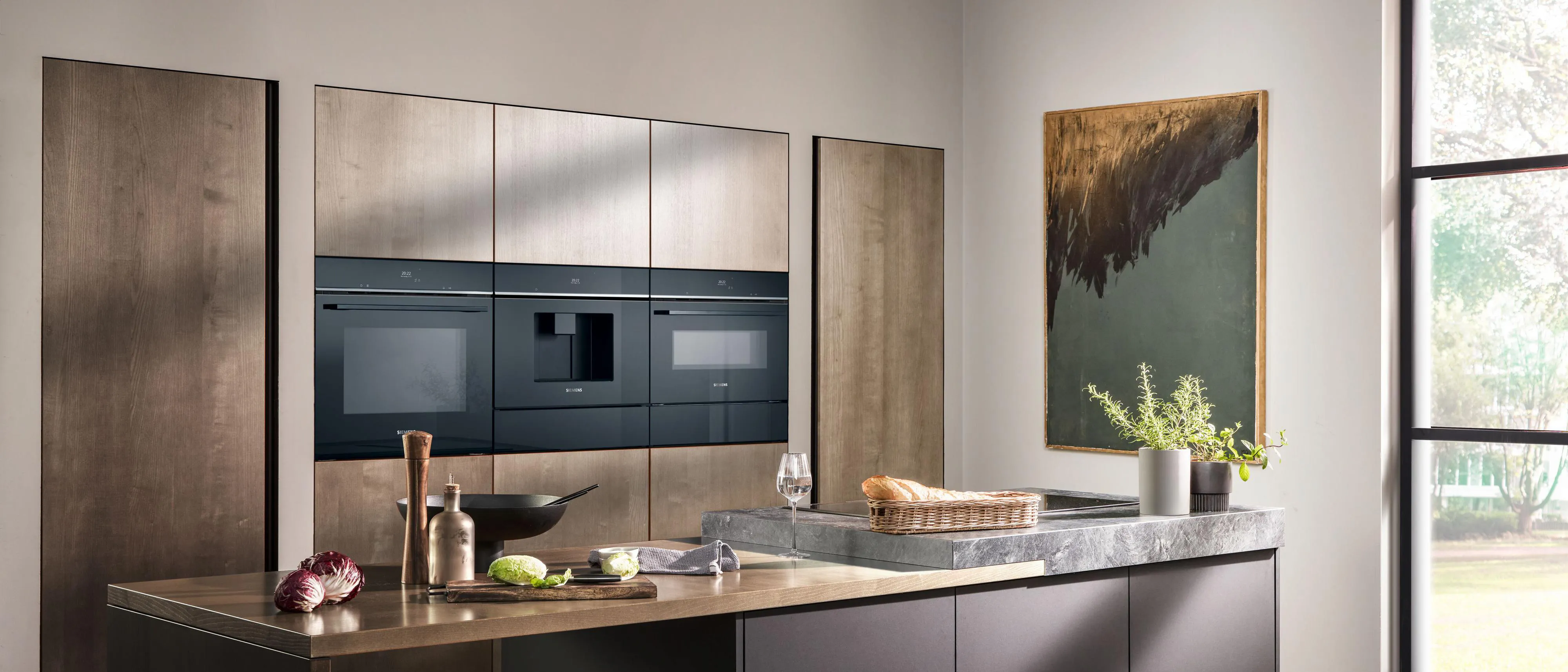 Wbudowany piekarnik Siemens w eleganckiej drewnianej zabudowie.