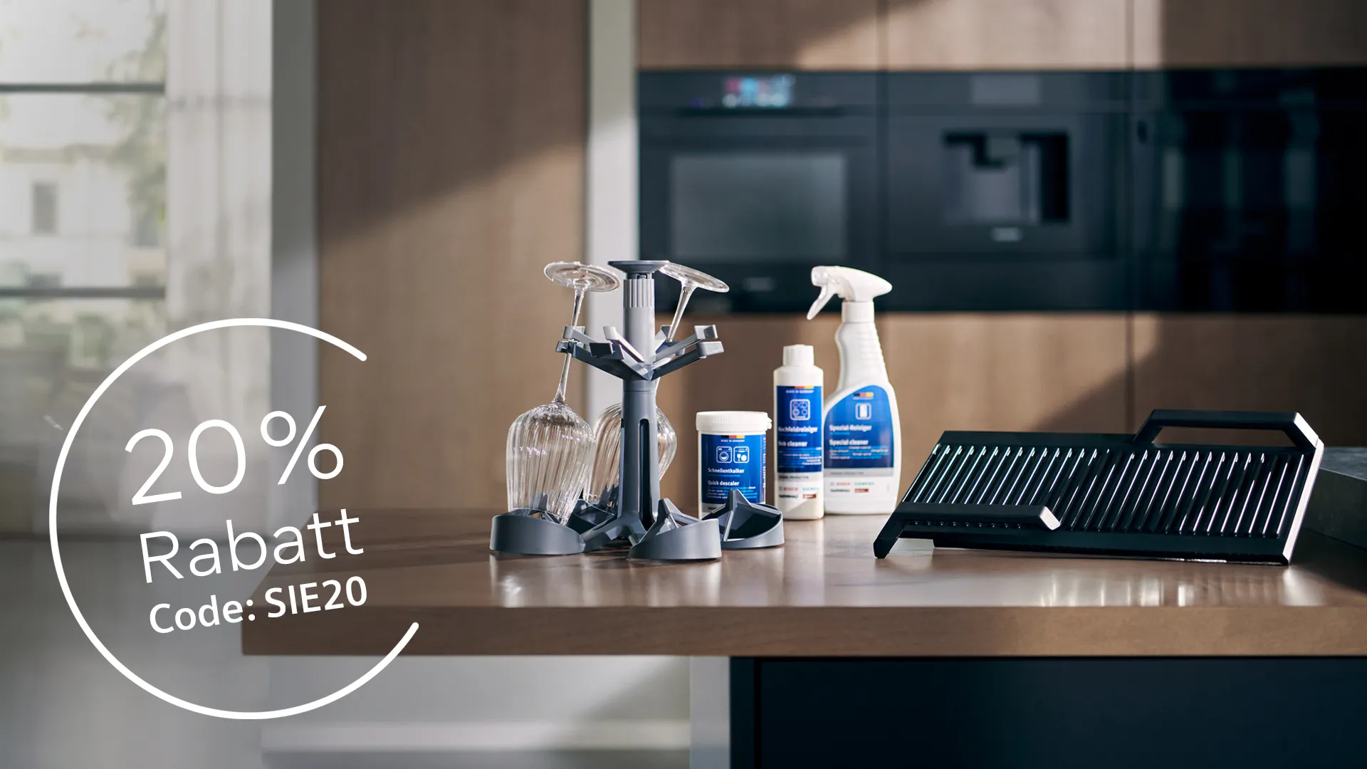 Schöne Küche mit Reinigungsprodukten und Zubehören von Siemens und dem Hinweis, dass es darauf aktuell 20 % Rabatt im Siemens Online Shop gibt