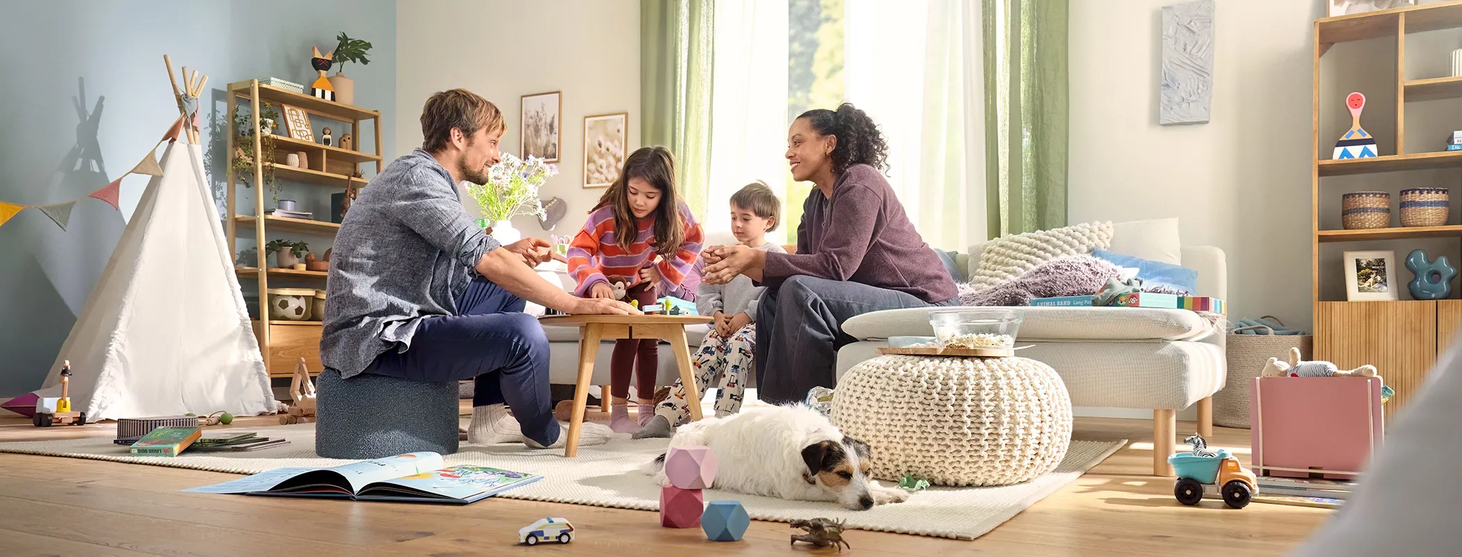 Szczęśliwego pieczenia rodziny razem, uśmiechając się i ciesząc się jakości czasu.