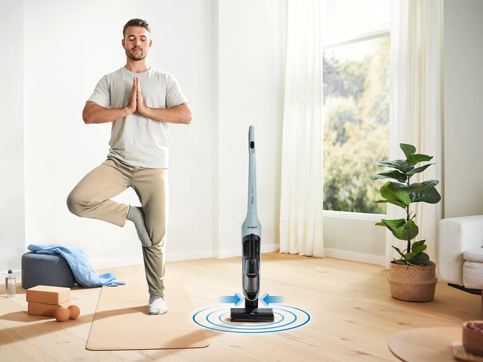 Мъж стои неподвижно до изправена паркирана Flexxo Серия 4.