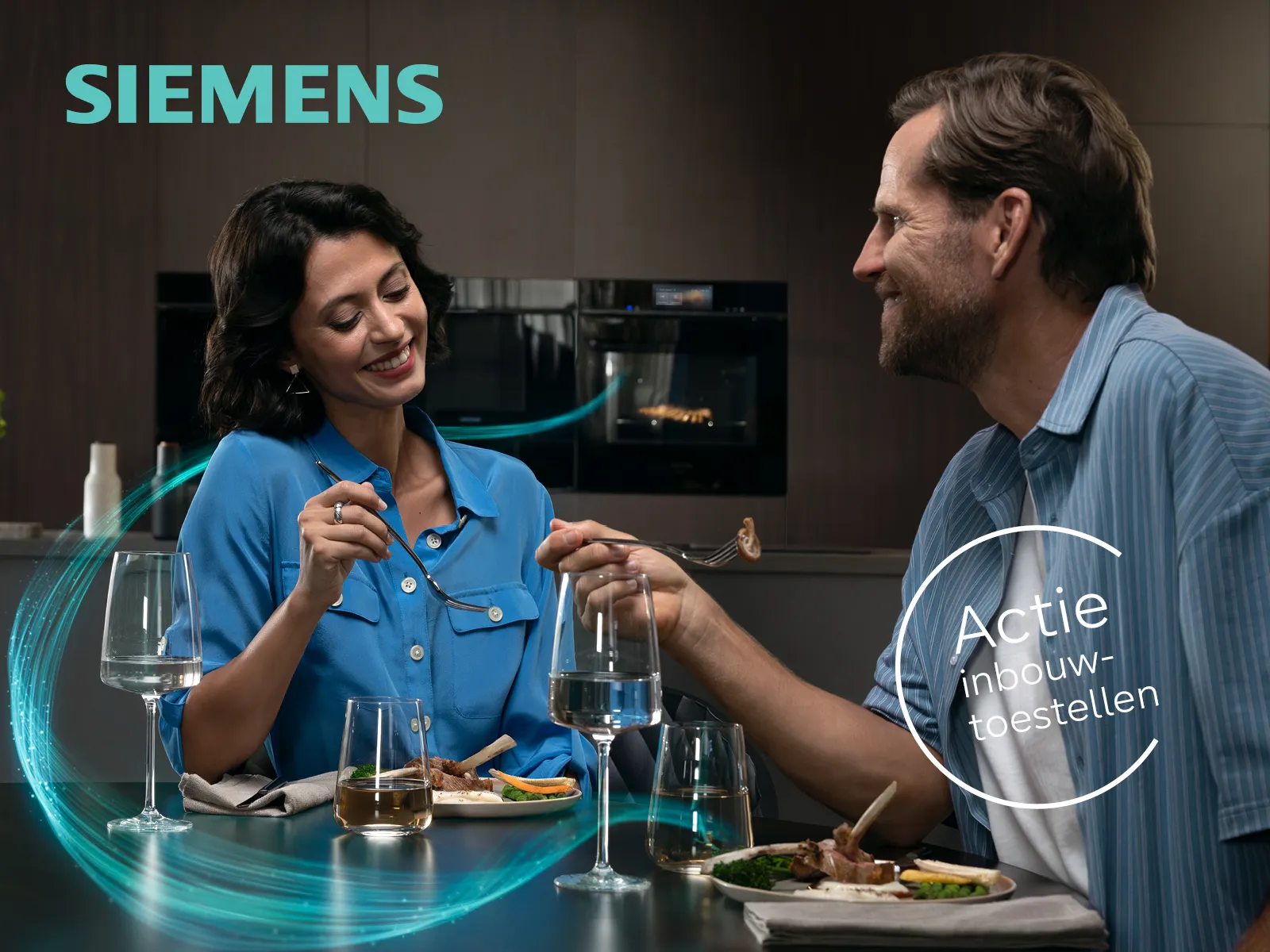 Een koppel geniet samen van een diner aan een stijlvolle tafel met borden vol eten en glazen wijn, waarbij Siemens-keukentoestellen worden gepromoot.