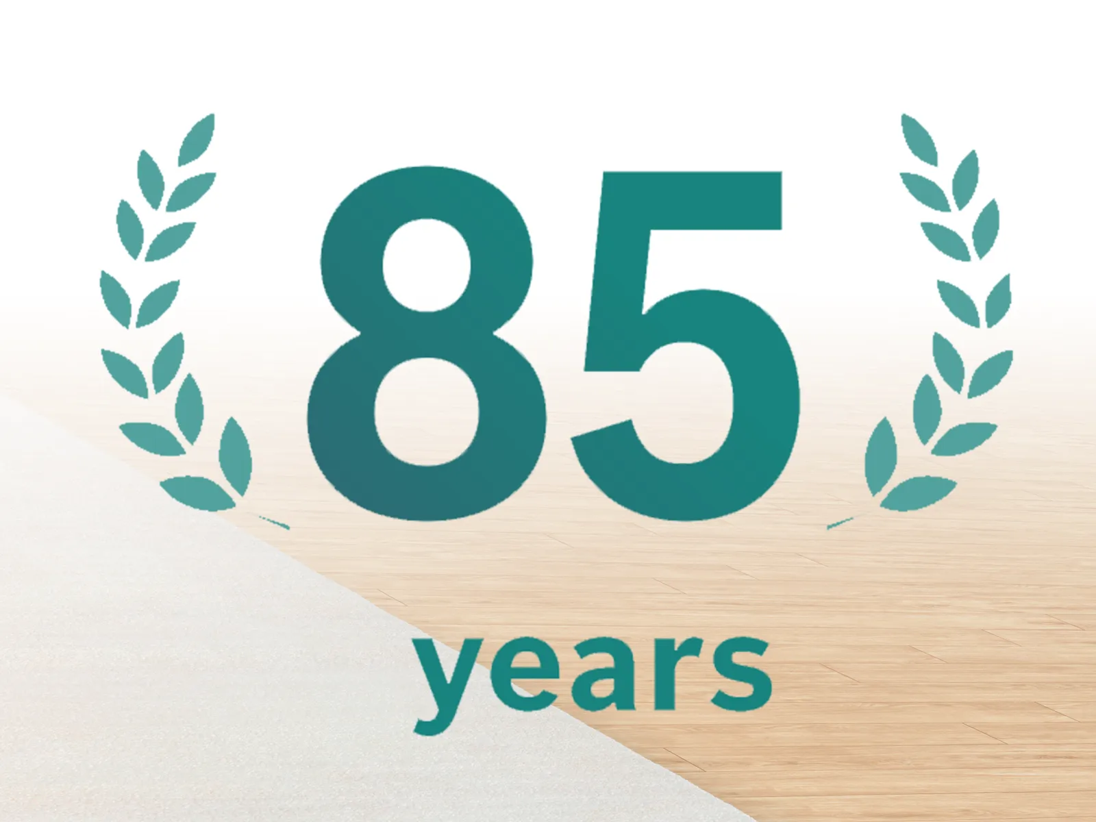 Юбилеен венец с надпис 85 години на светъл фон.