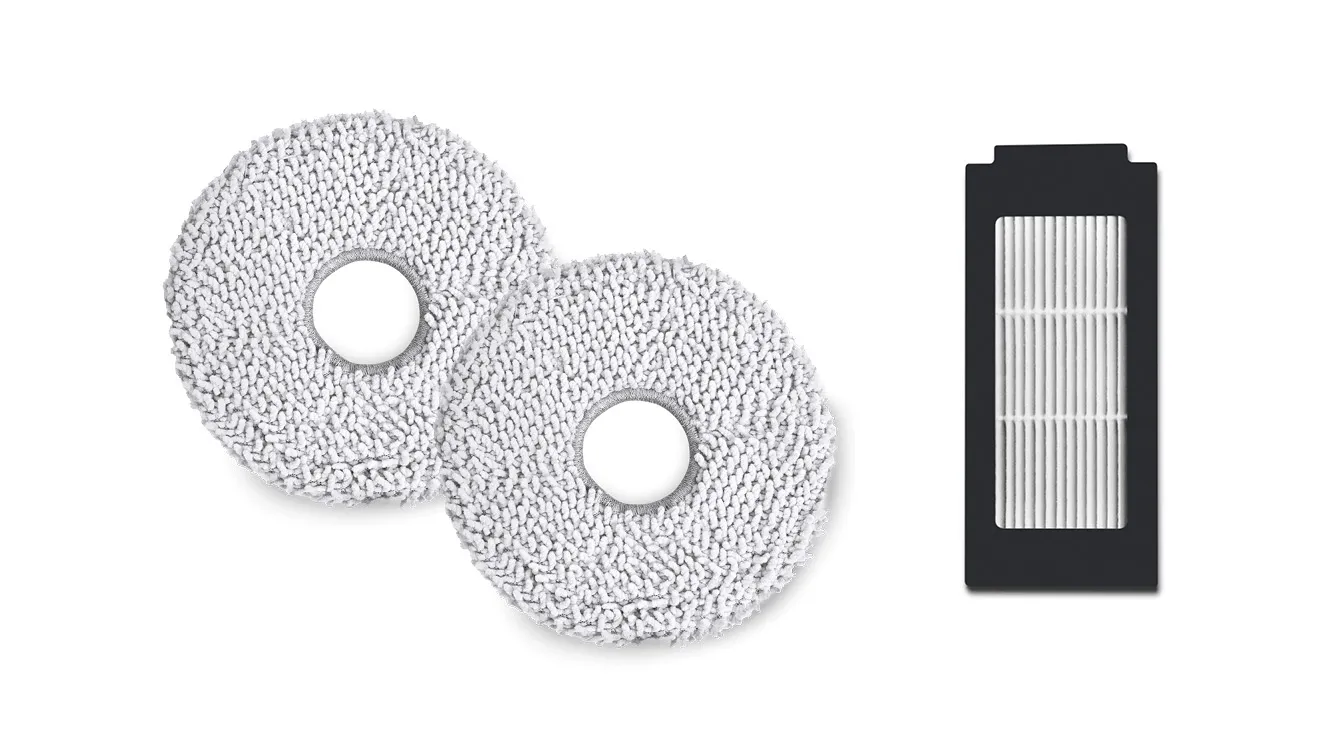 Zwei runde, strukturierte Reinigungspads und ein rechteckiger Luftfilter vor schlichtem, weißem Hintergrund.