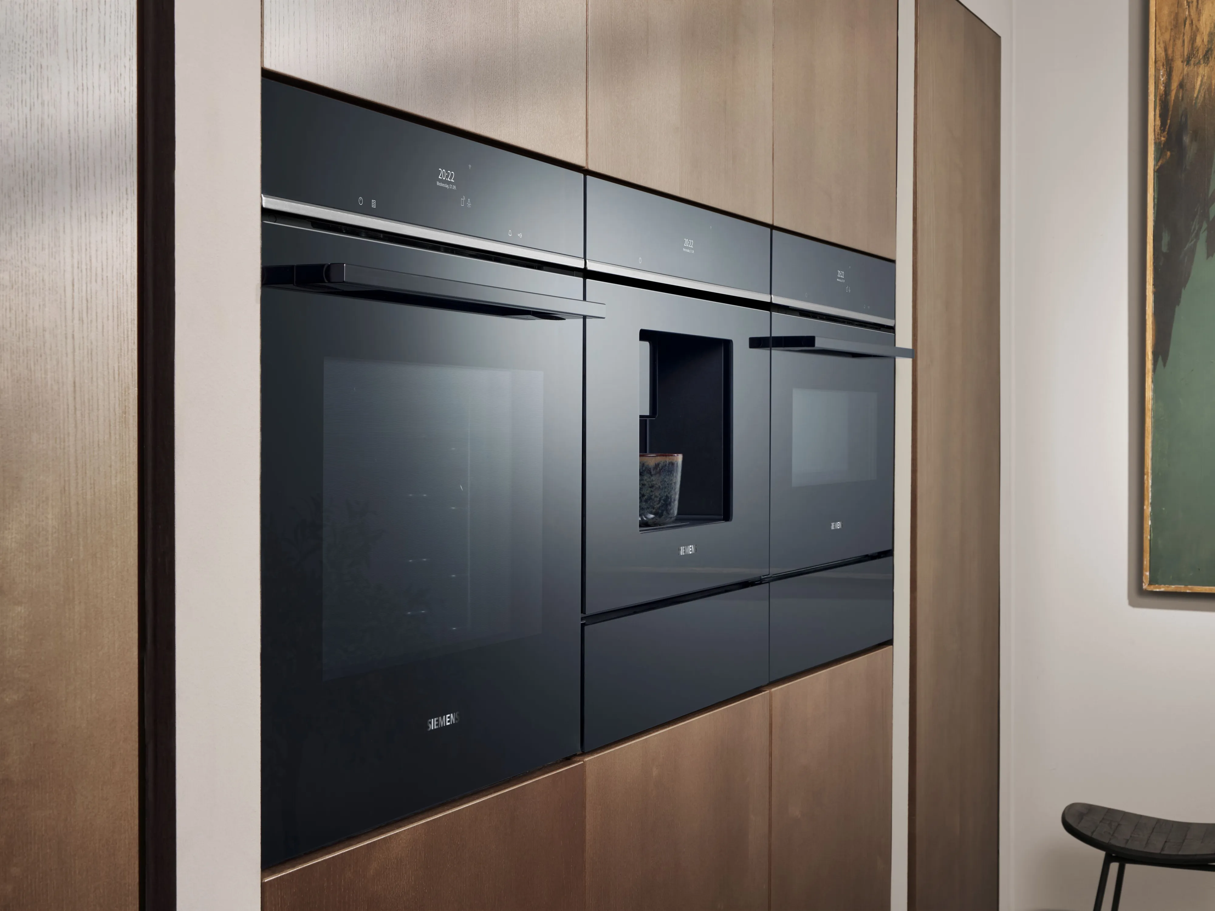 Wbudowane urządzenia kuchenne Siemens doskonale wkomponowane w nowoczesne drewniane meble.