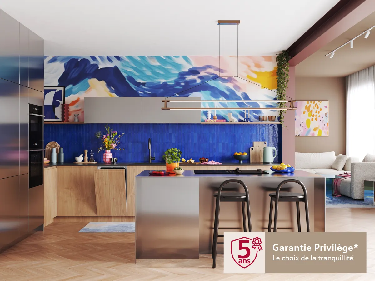 zoom sur une poignée de porte du four en argent, badge marron accroché à la poignée montrant une flèche de contrôle encerclée