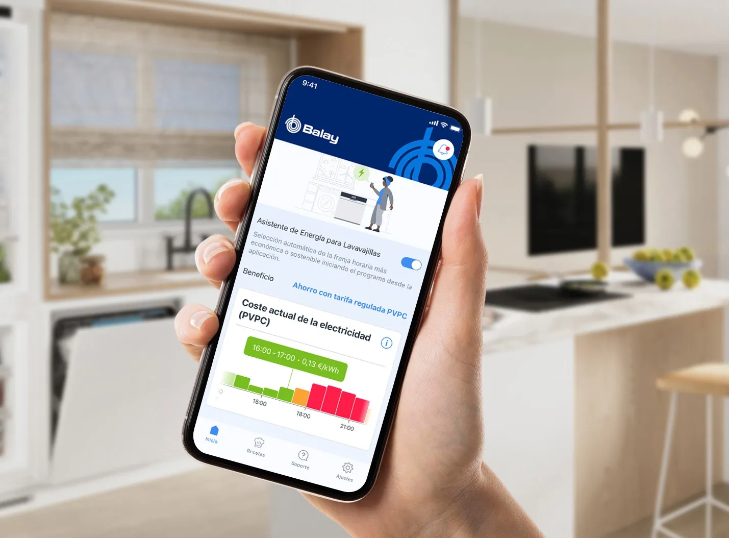 Una mano sostiene un móvil mostrando el asistente de energía de la app Home Connect.