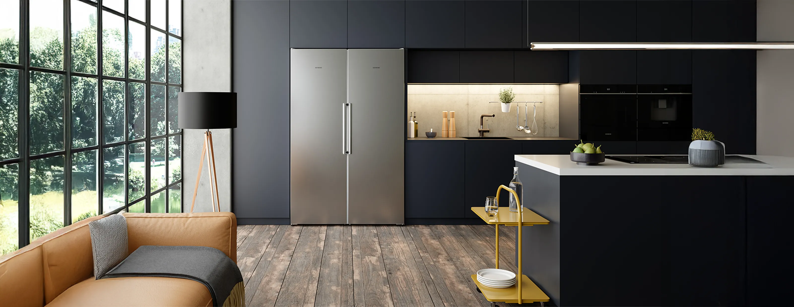 Una cocina moderna con muebles oscuros y un frigorífico-congelador de una puerta de Siemens en el centro, realzado por una iluminación cálida, grandes ventanales y una decoración minimalista y elegante.