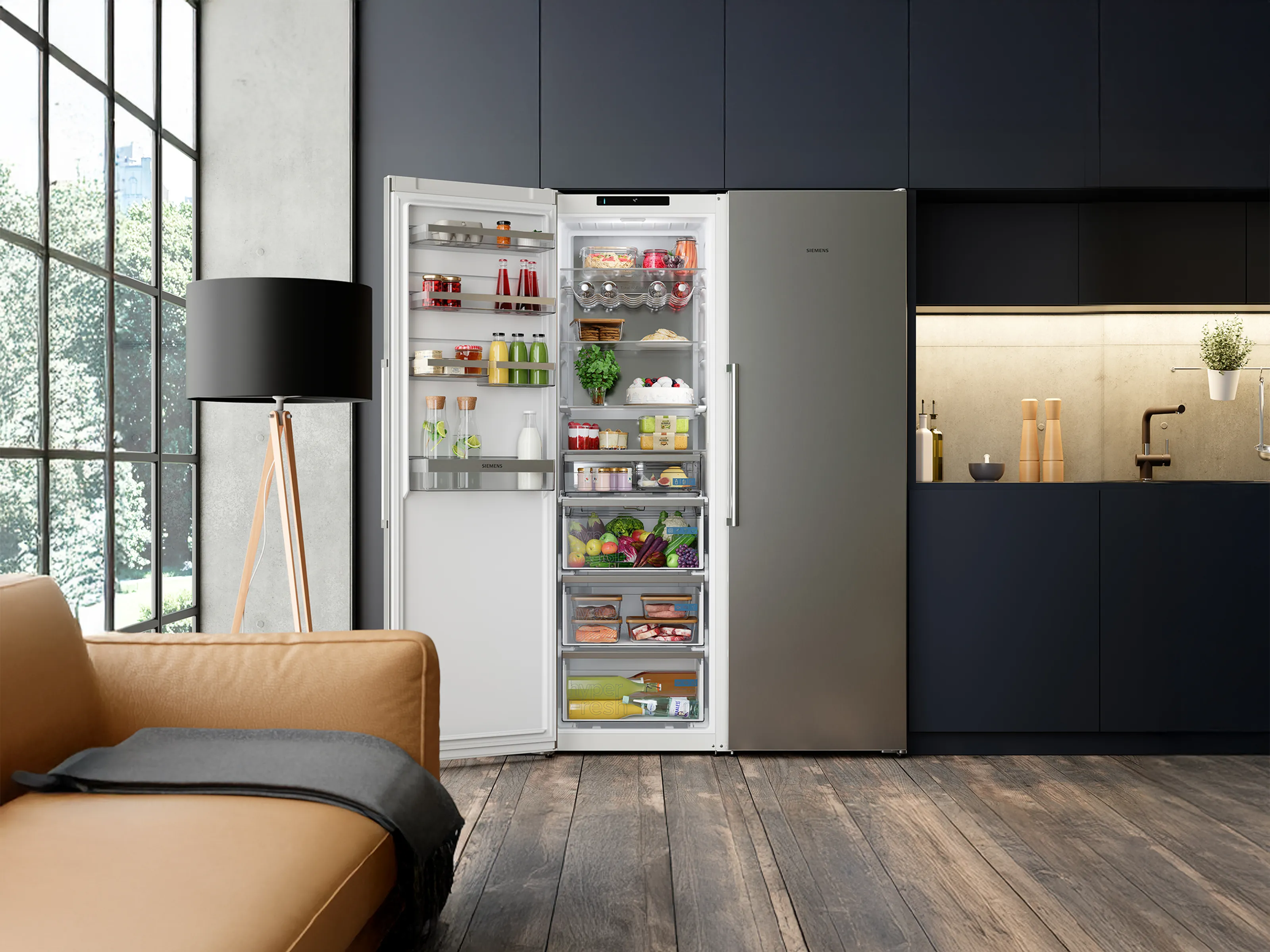 Una cocina moderna con muebles oscuros y un frigorífico-congelador de una puerta de Siemens en el centro, con la puerta del frigorífico abierta.
