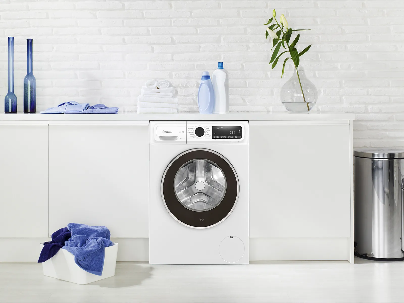 Lavadora secadora integrable blanca de Balay en un cuarto de lavado.