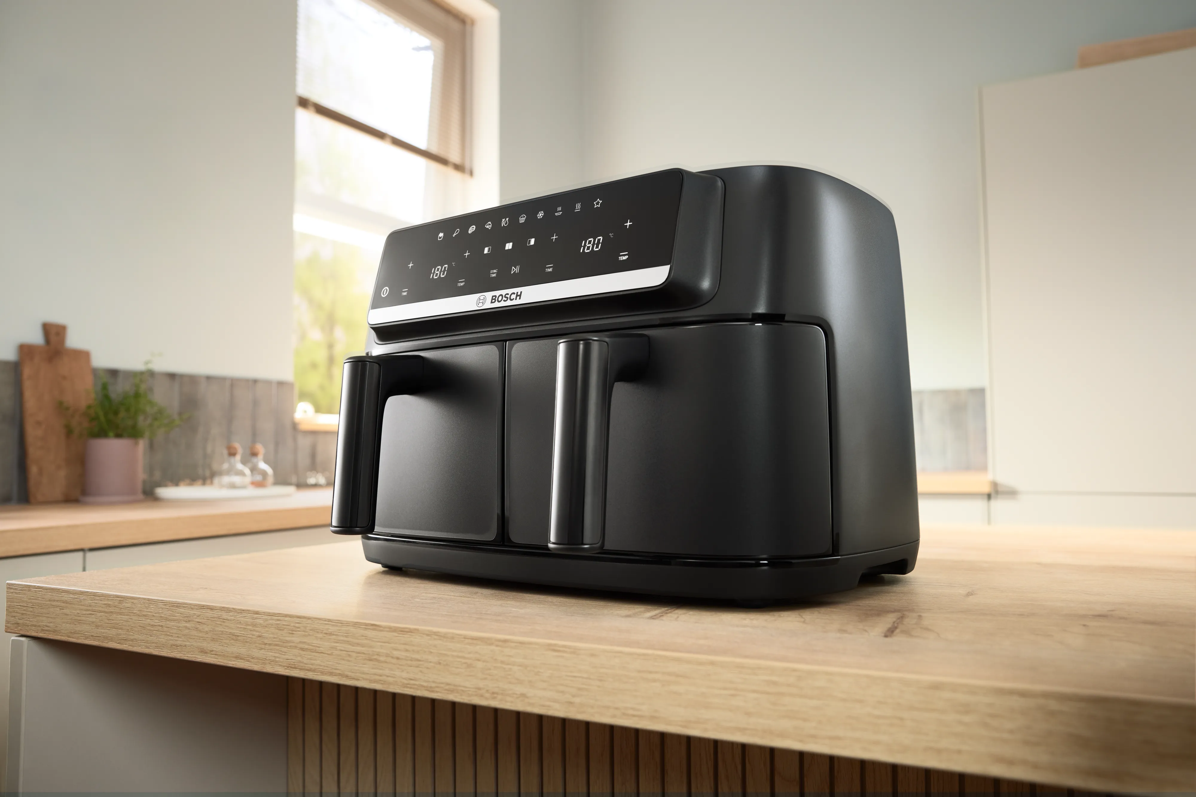 Air Fryer s dvije ladice na kuhinjskom stolu.