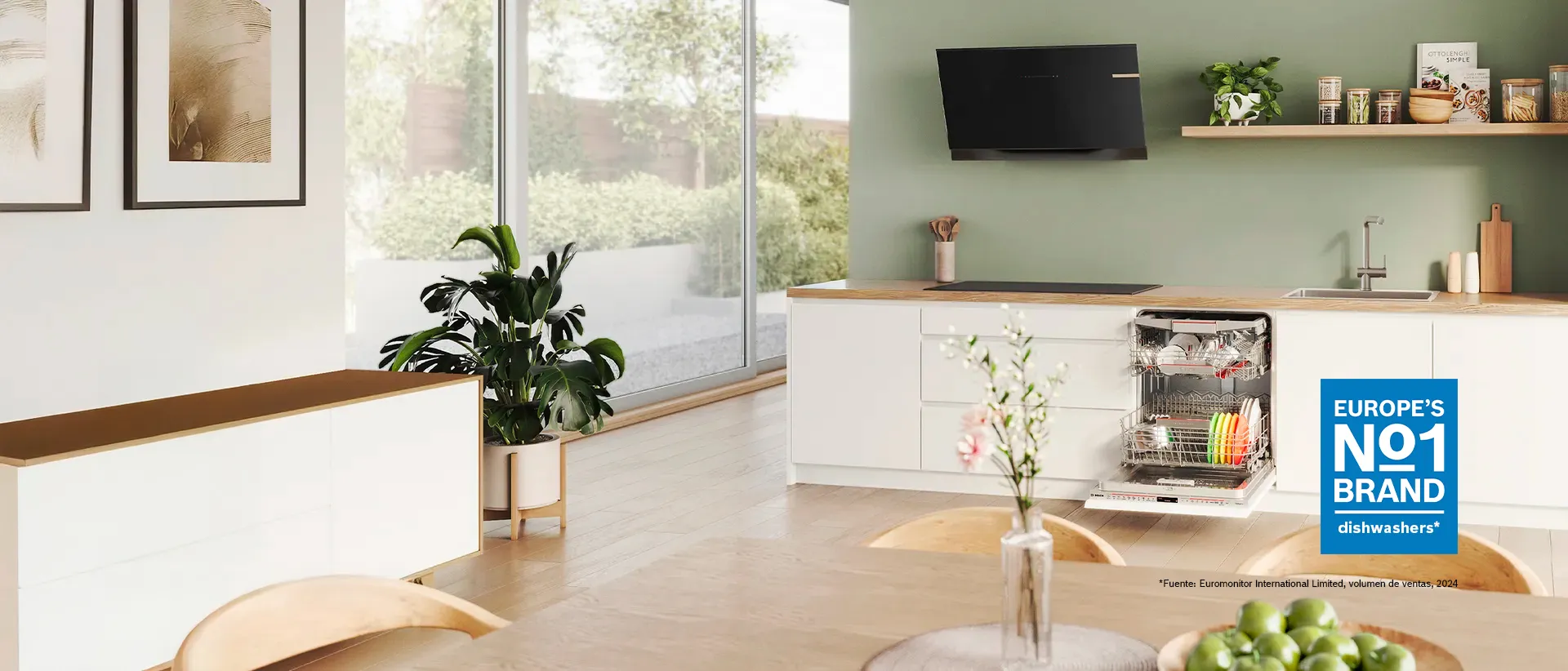 Una cocina moderna con un lavavajillas abierto lleno de platos limpios.