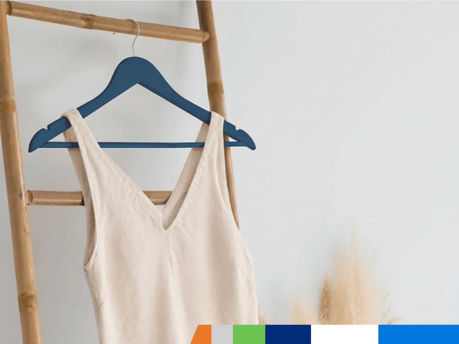 Camiseta de lino planchada colgada en una percha.