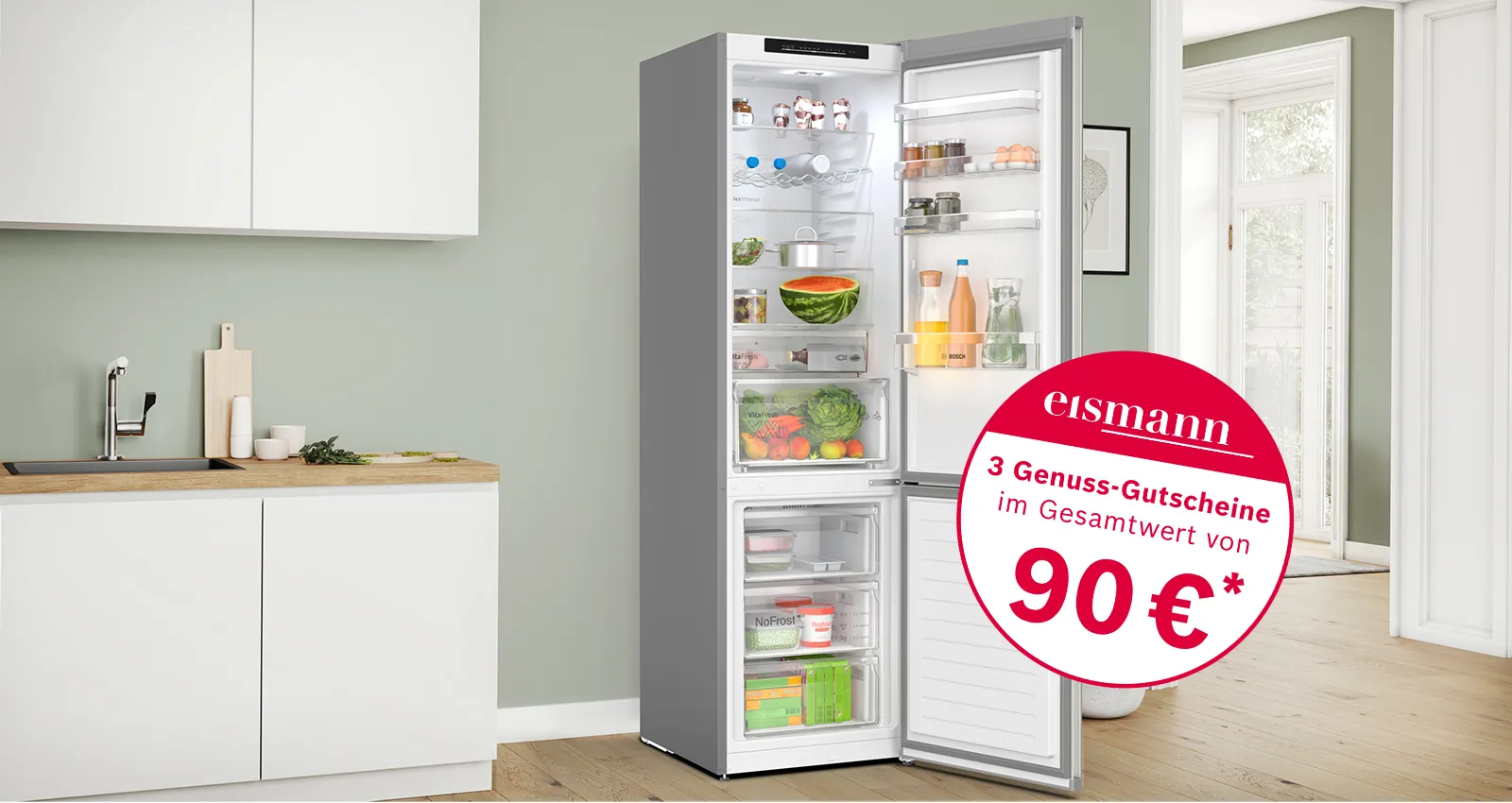 Moderne Küche mit offenem Kühlschrank, Küchentheke und einem 90 Euro Geschenkgutschein.
