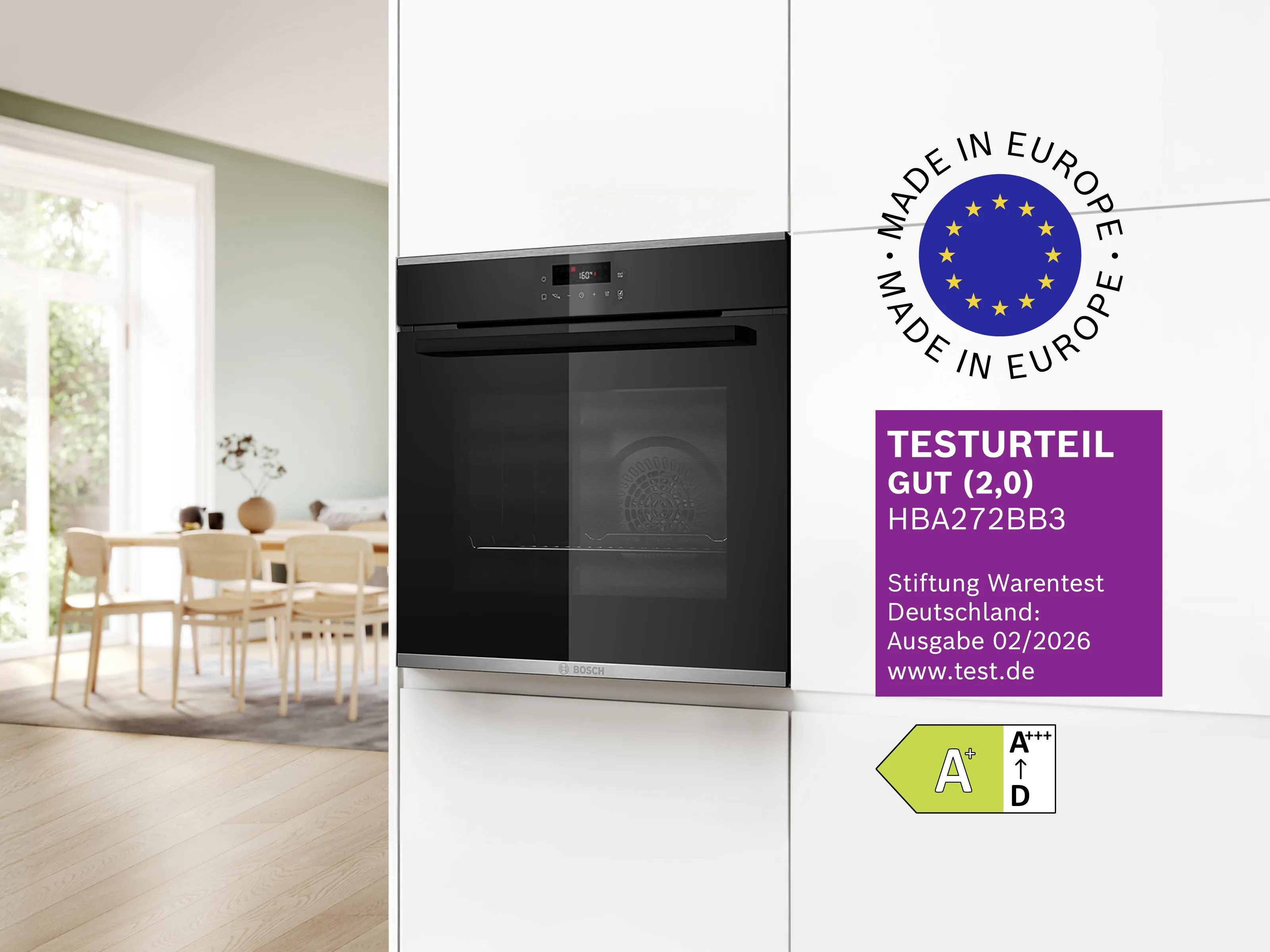 Ein Bosch Einbau Backofen in einer hellen Küchenfront mit Testlogos.