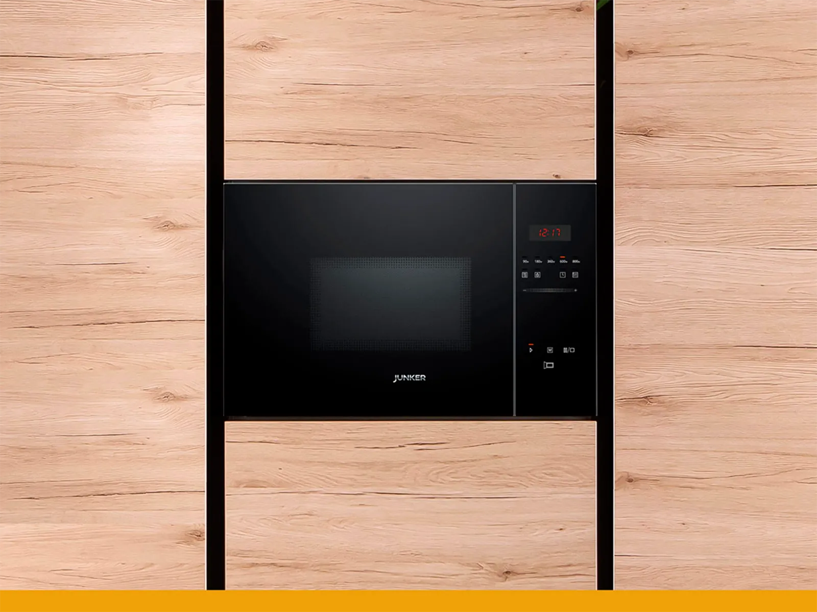 Eine elegante schwarze Mikrowelle mit Digitalanzeige und Bedienfeld, die in einen Holzschrank eingebaut ist. 