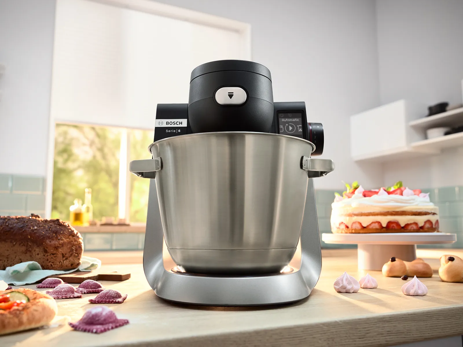 Kuhinjski samostojeći mikser s posudom od nehrđajućeg čelika, crni i srebrni dizajn. 