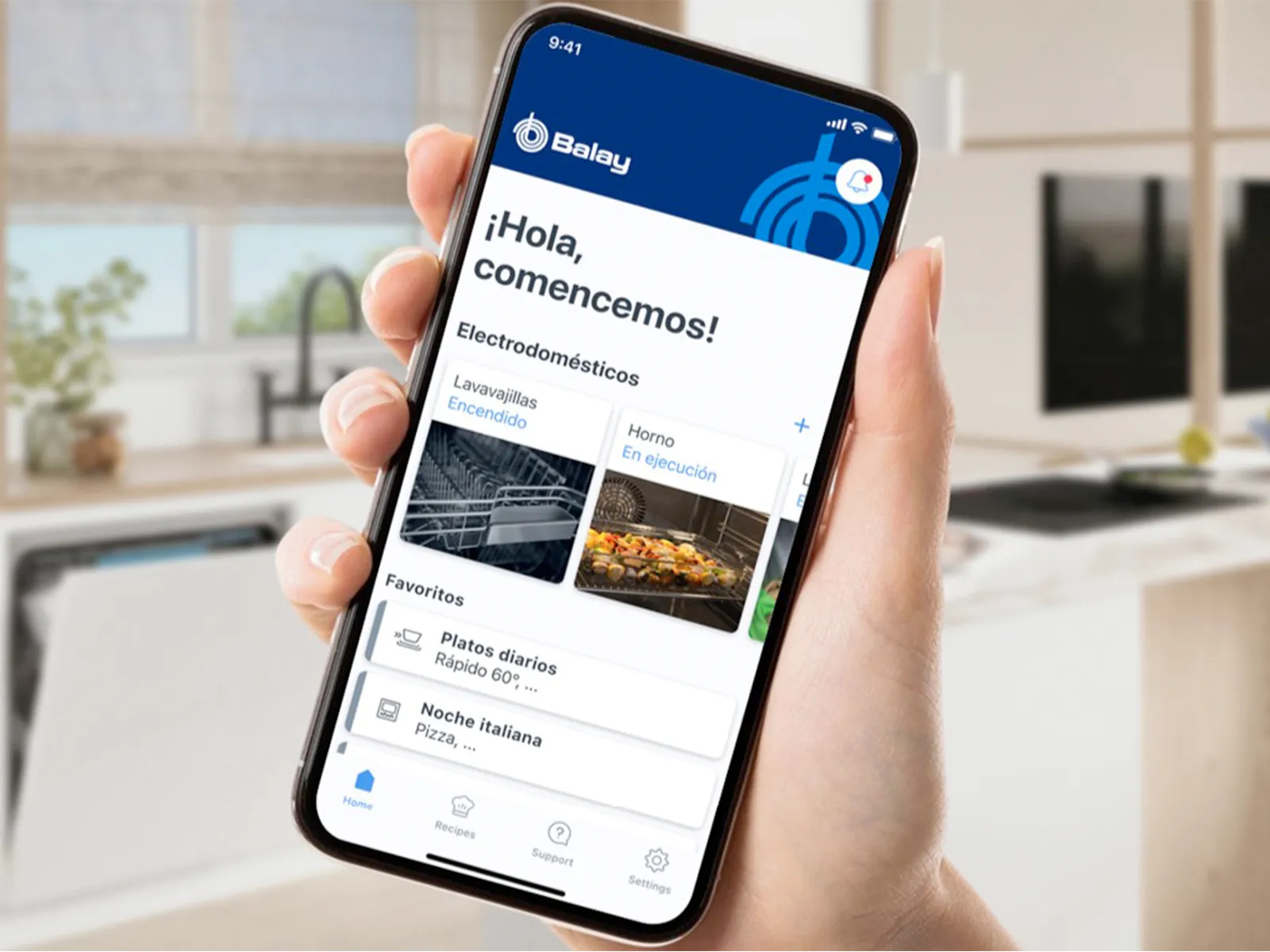 Una mano sostiene un móvil en primer plano con la app de Balay de Home Connect