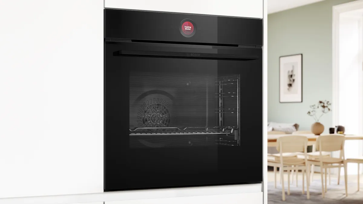 Bosch Einbau-Backofen mit Air Fry Funktion in schwarzem Design, geschlossen in moderner Küche integriert.