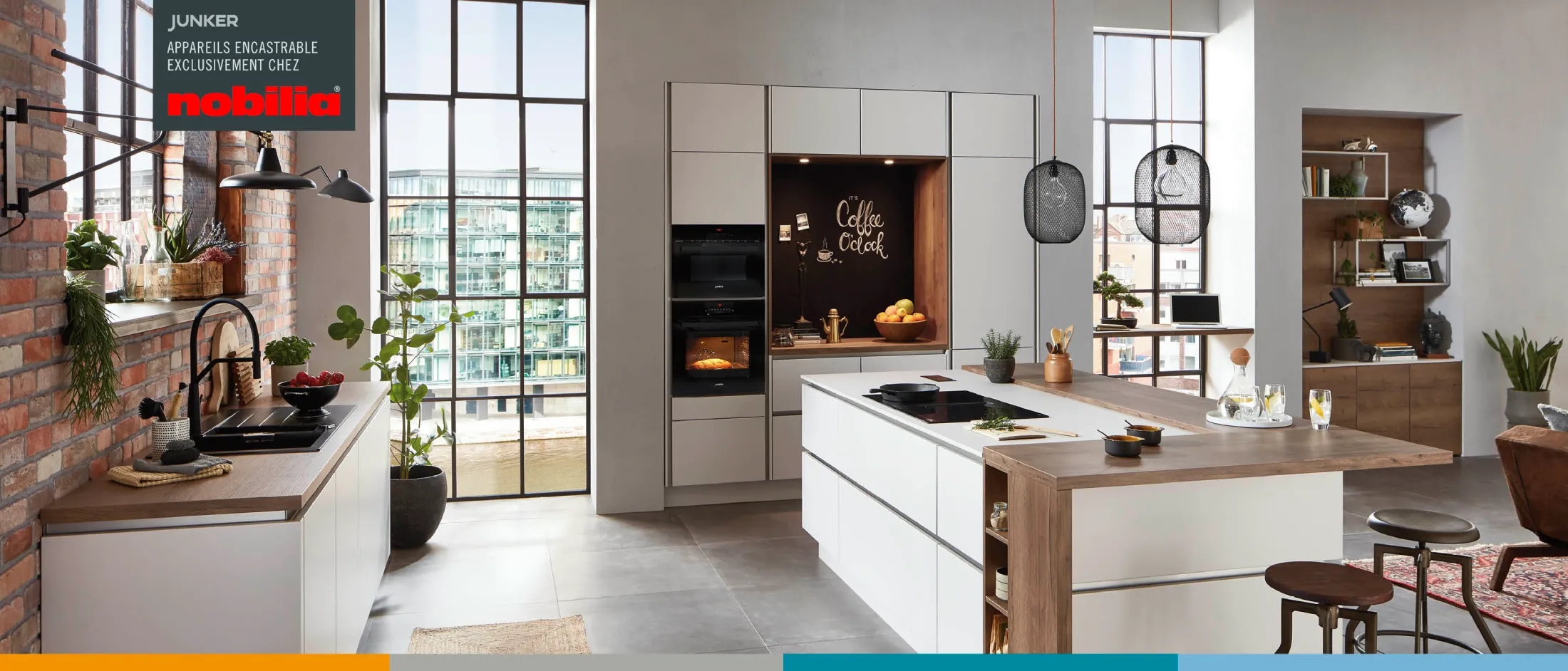 Cuisine moderne avec placards blancs, accents bois, grandes fenêtres et îlot avec plaque de cuisson et déco chaleureuse. 