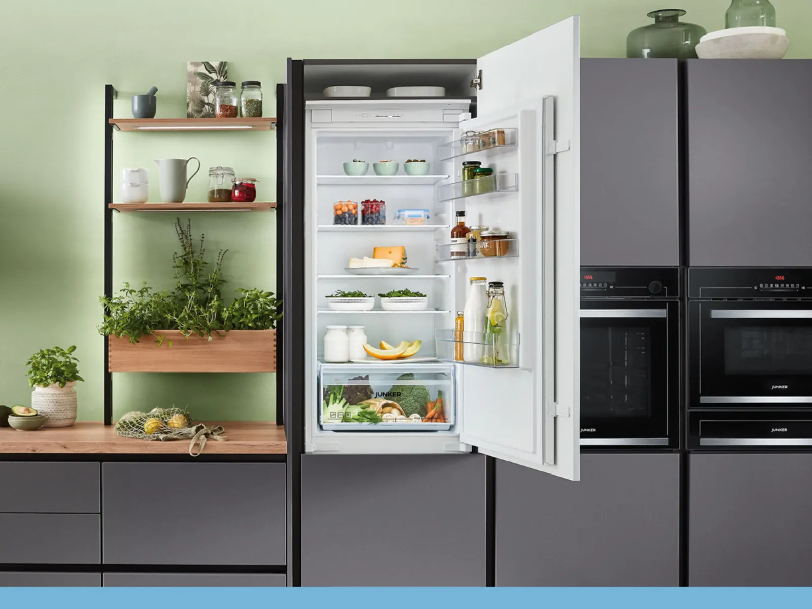 Cuisine moderne avec un frigo ouvert rempli de produits frais, bocaux et condiments, étagères élégantes et électroménagers. 