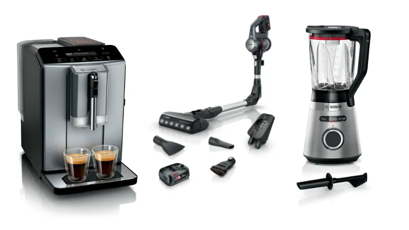 Una máquina de café, una aspiradora y una licuadora exhibidas junto a varios accesorios y complementos, mostrando los electrodomésticos de cocina