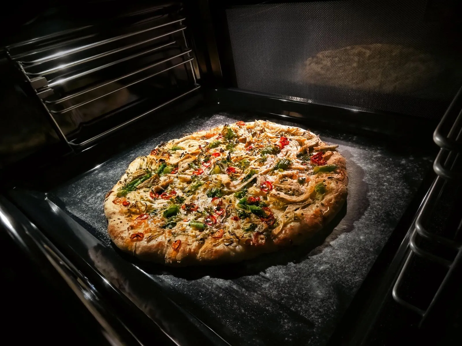 Una pizza en el interior de un horno moderno