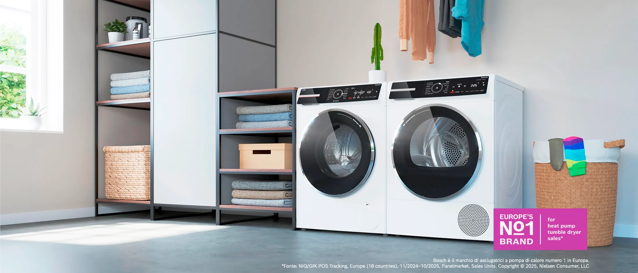 Lavatrice e asciugatrice Bosch in una lavanderia bianca.