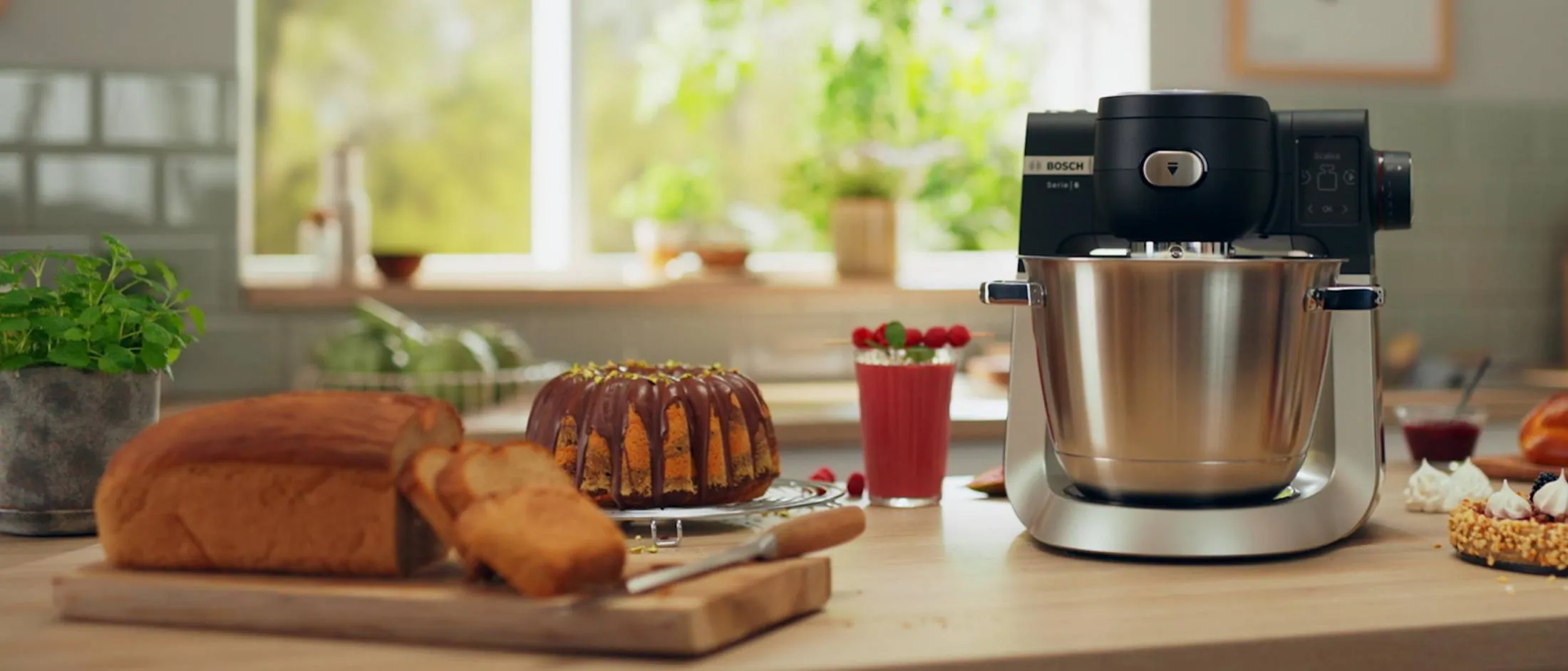 Machine de cuisine Série 6 sur un plan de travail de cuisine et un homme qui effectue un mouvement de main magique.