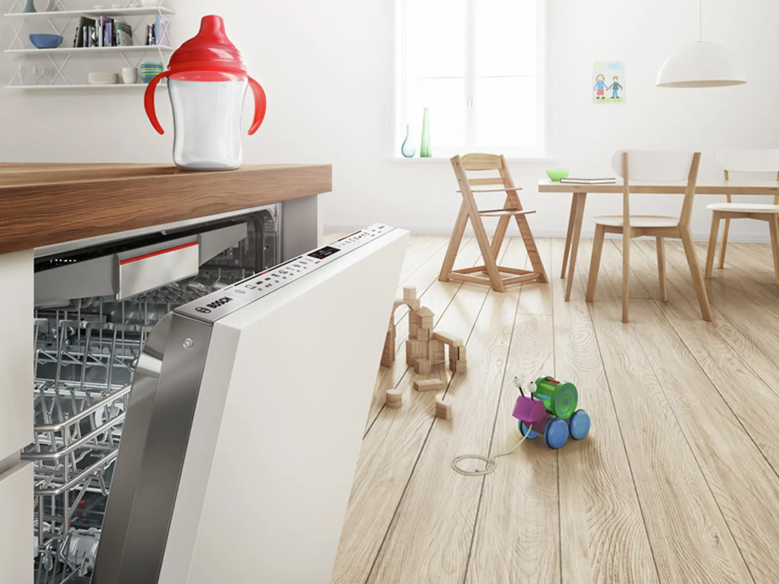 בקבוק מים מפלסטיק ומכל אחסון מפלסטיק שזה עתה נשטפו על משטח עבודה במטבח.