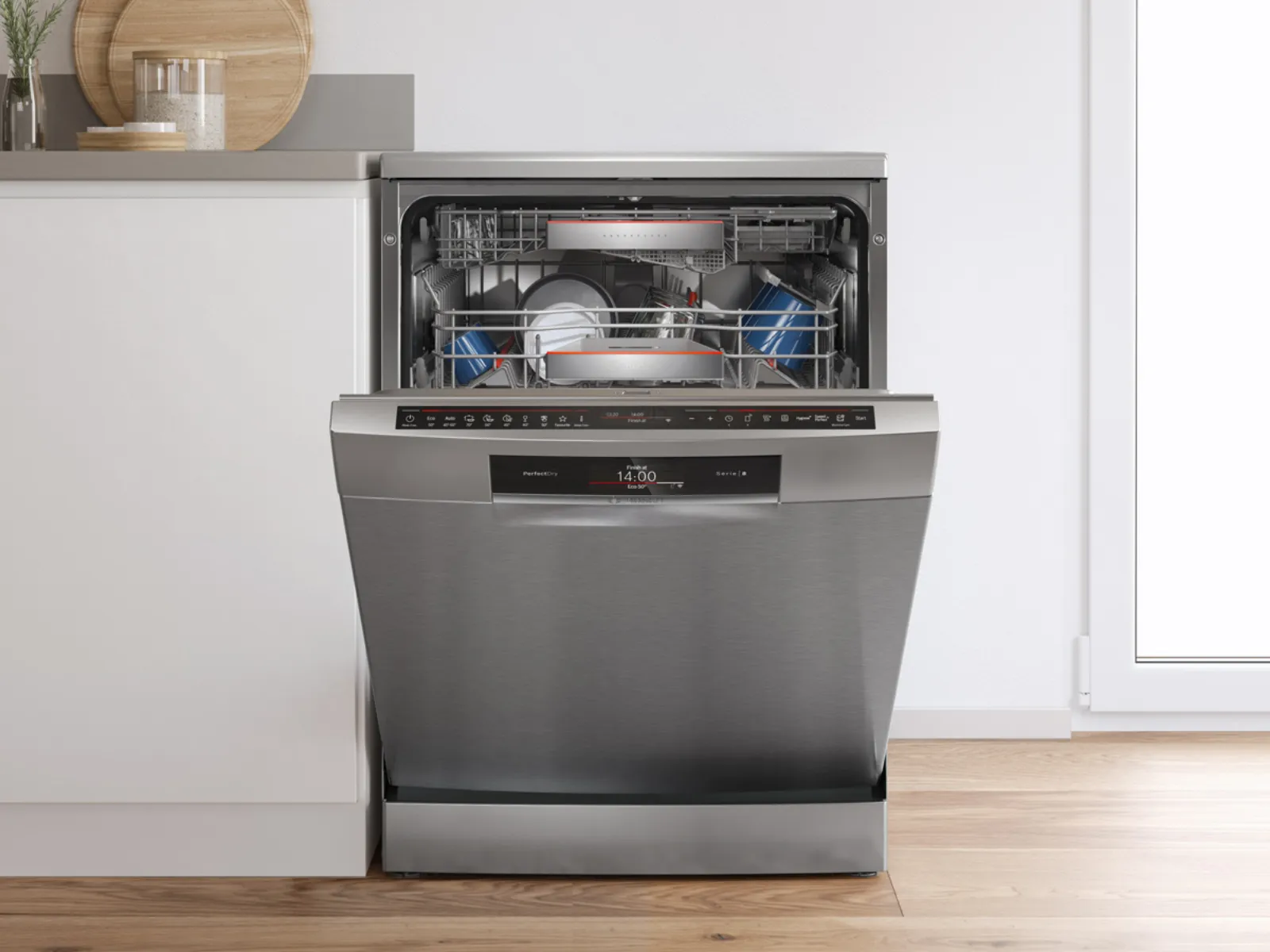 טוסטר בוש אדום ומלוטש על שולחן, עם בייגל קלויים ופירות יער טריים, בליווי כוס תה.